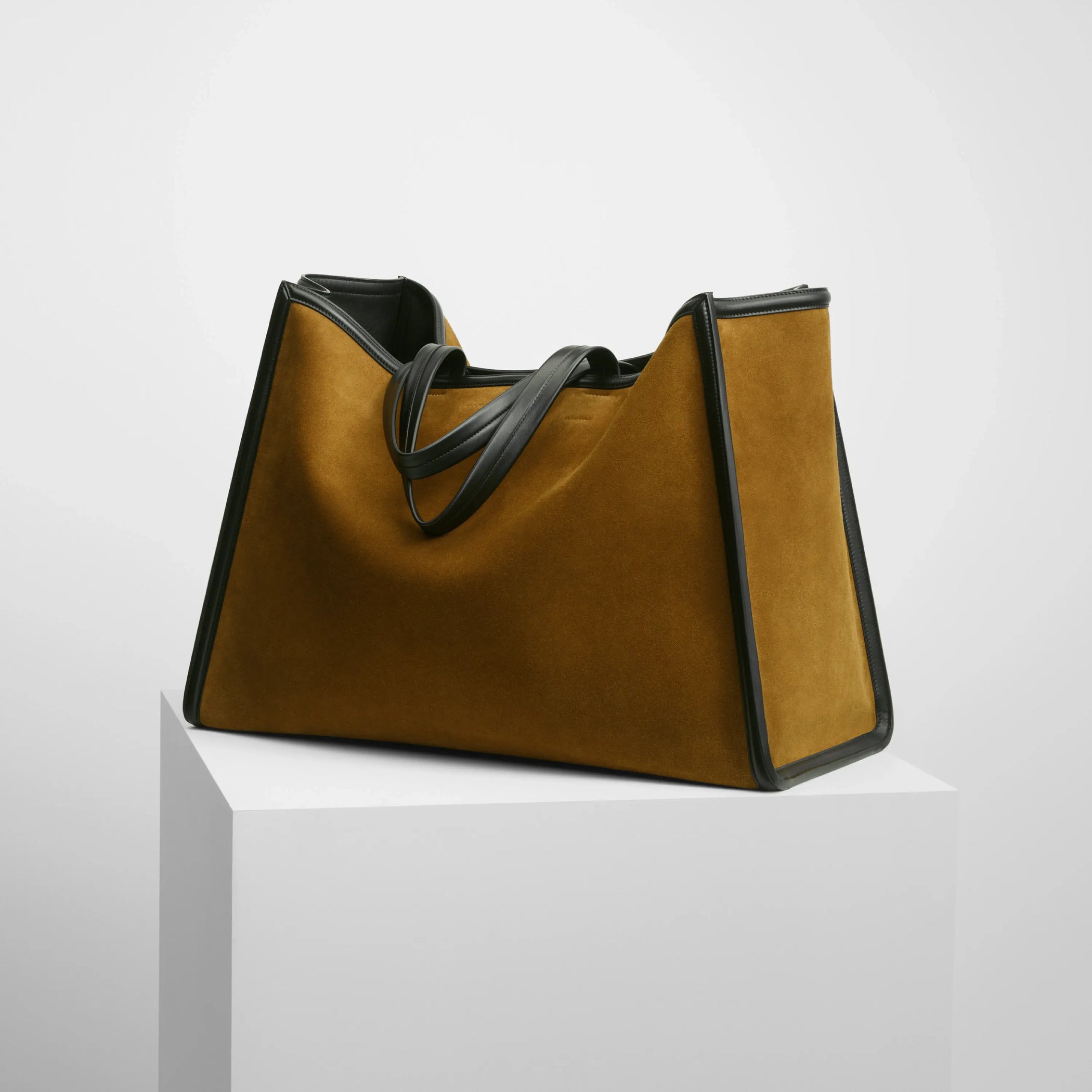 Angled view of XL cabas in toffee suede