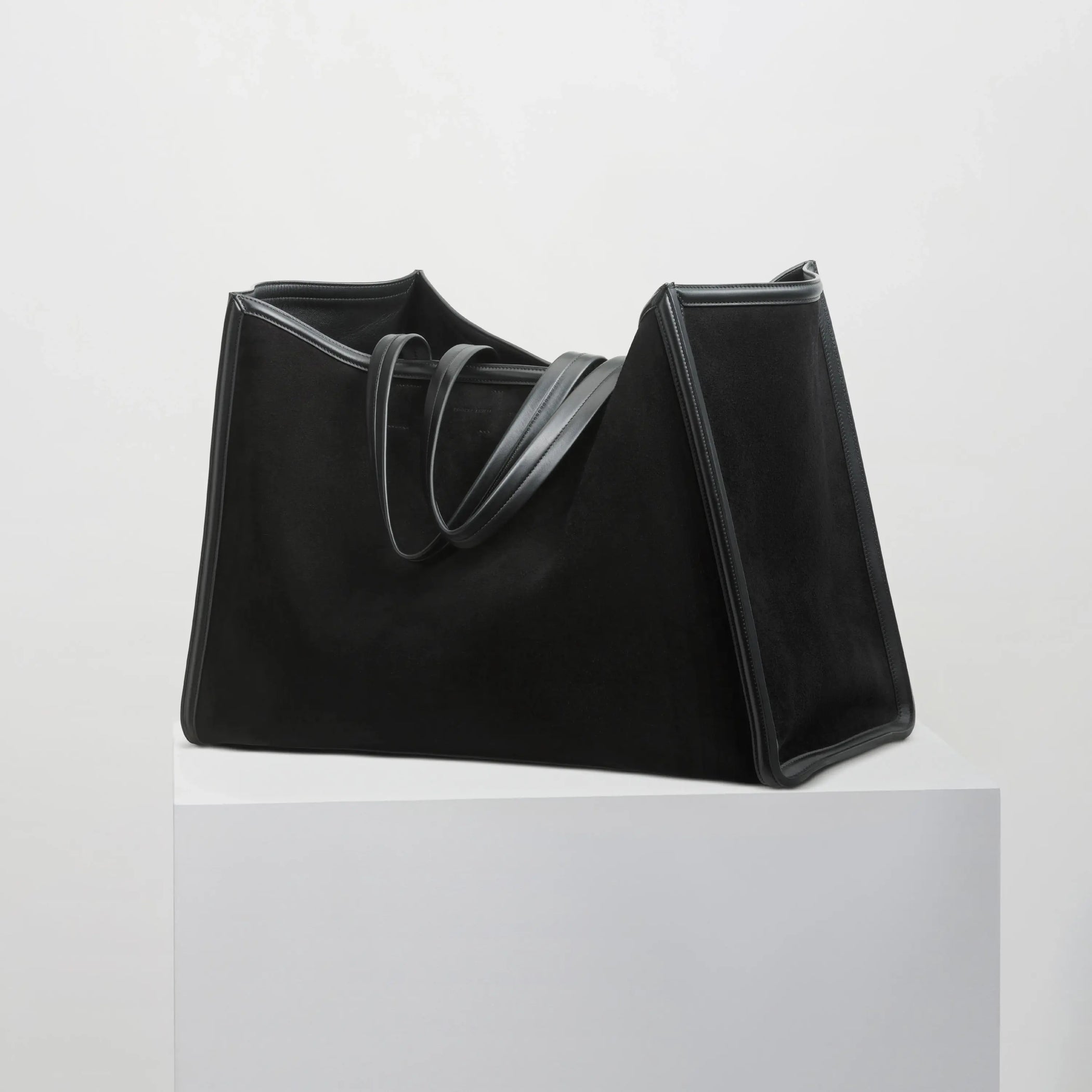 Angled view of XL cabas in black suede