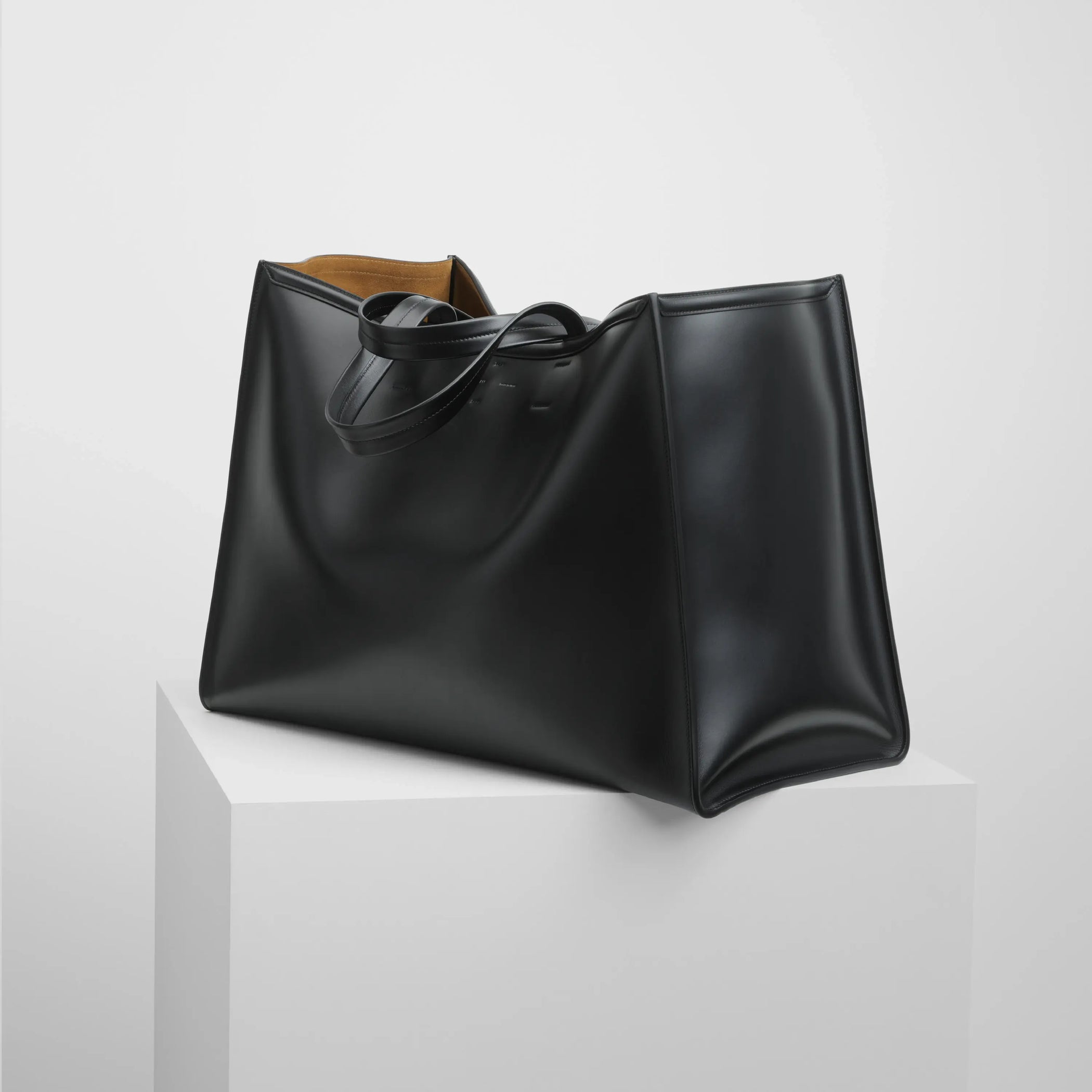 Side view of xl cabas in black leather with silver