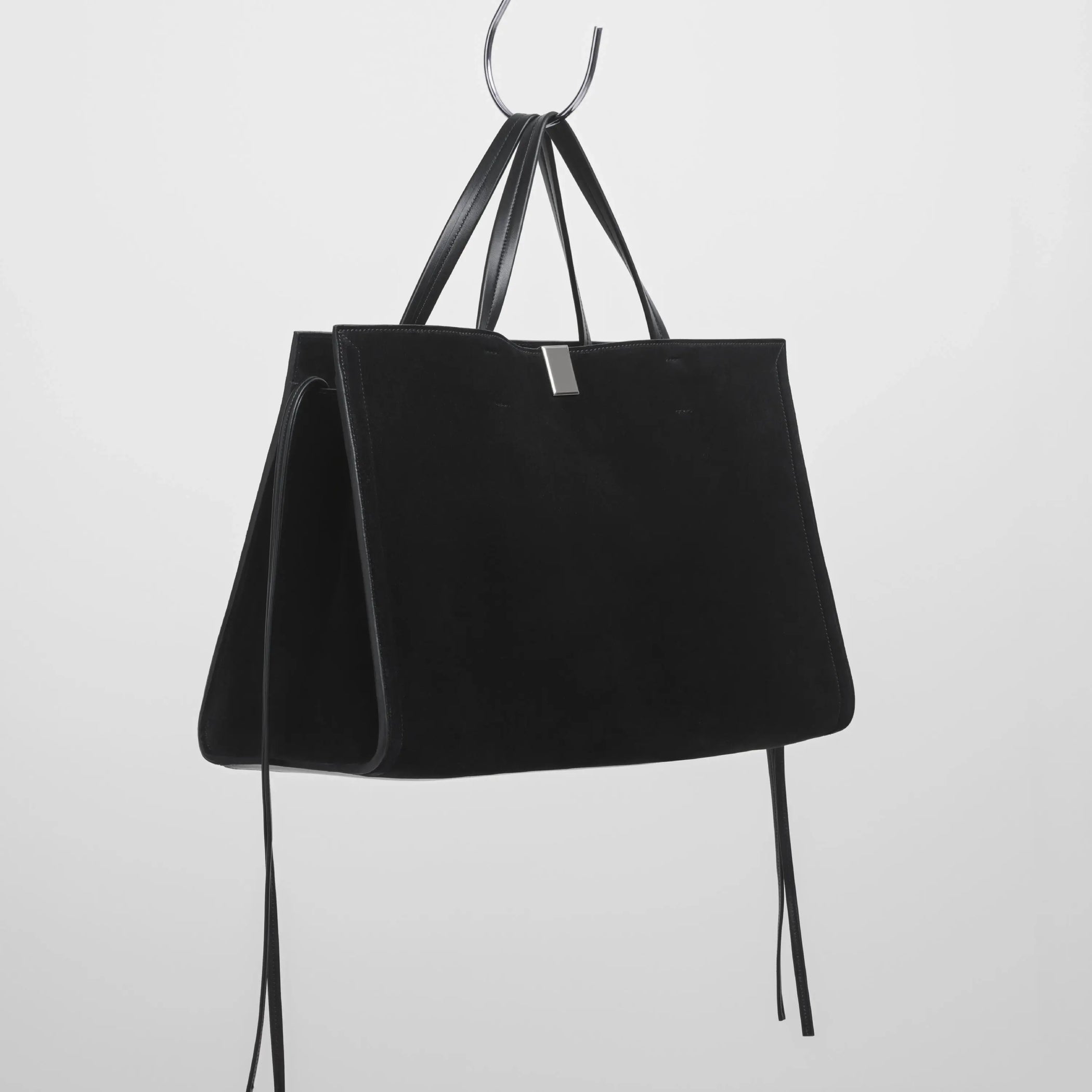 Angled view of medium kit cabas in suede black