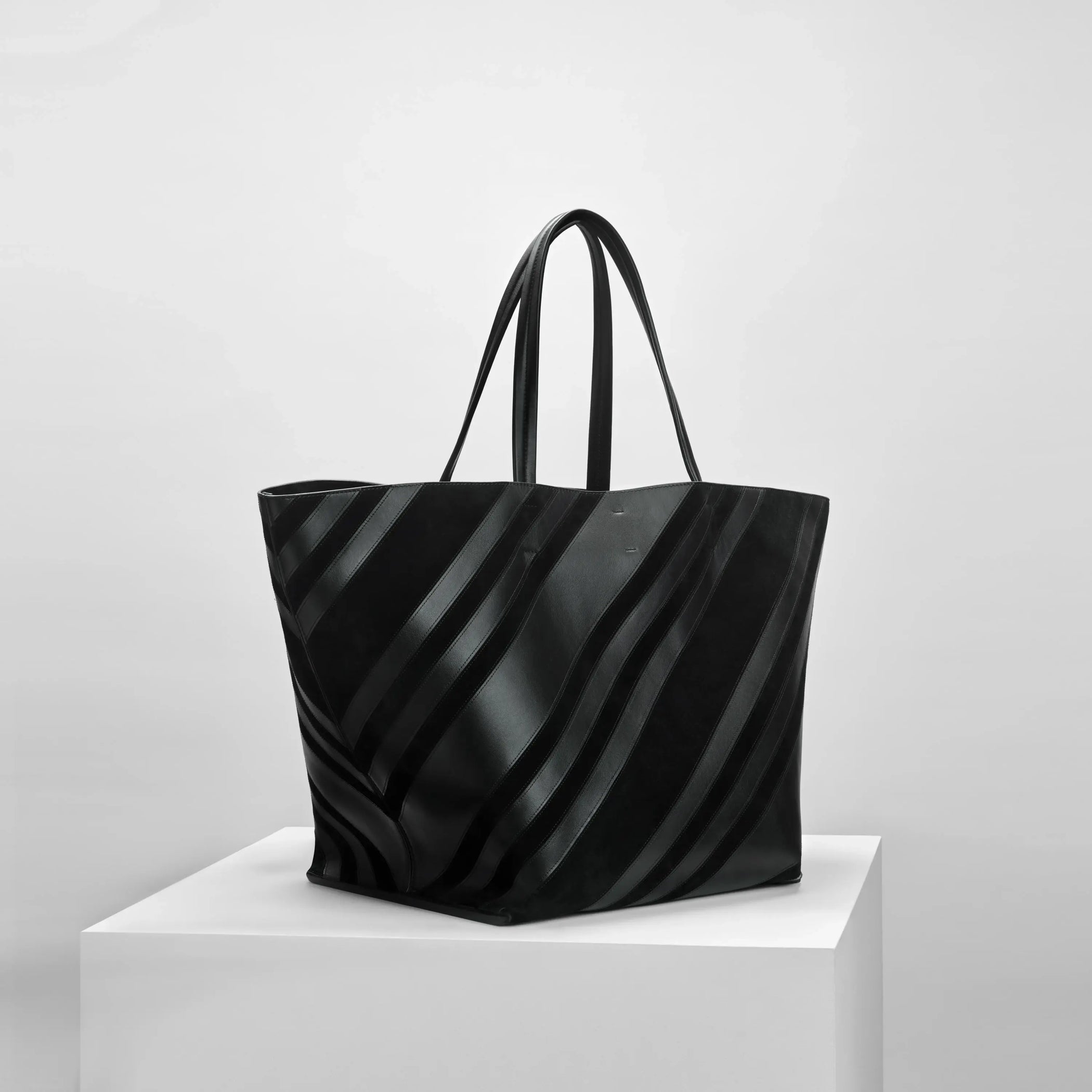 Side view of basket cabas in black leather and suede with silver