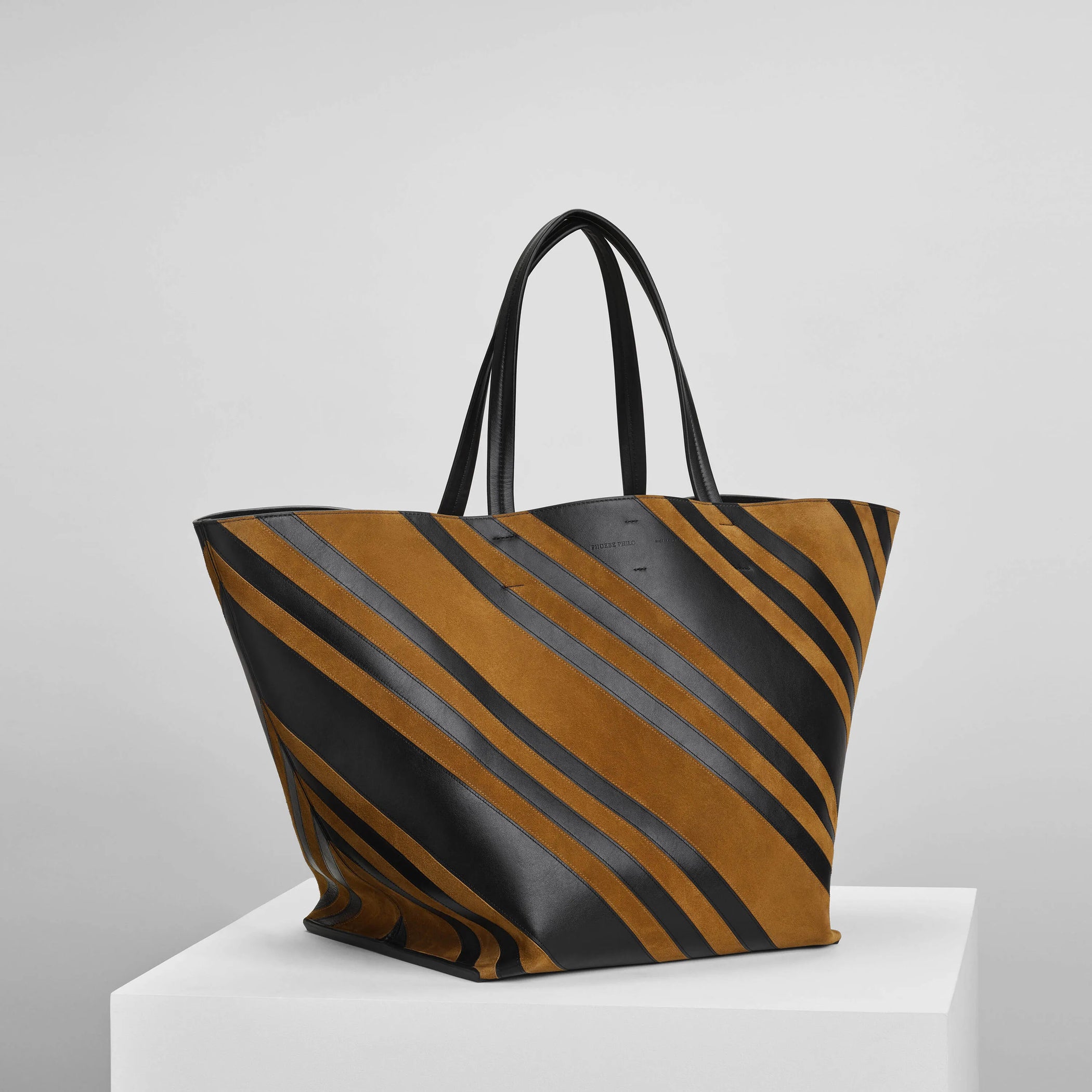 Angled view of basket cabas in suede black-toffee.