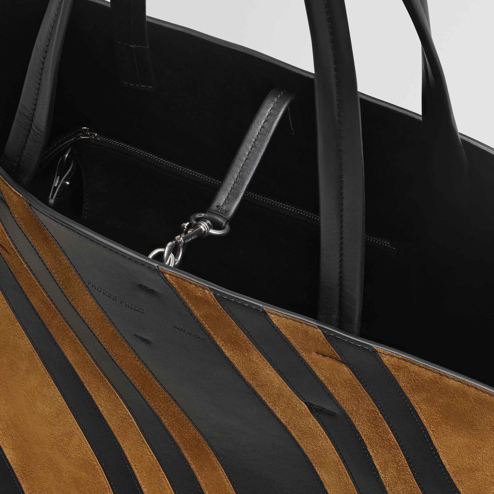 Detail view of basket cabas in suede black-toffee.