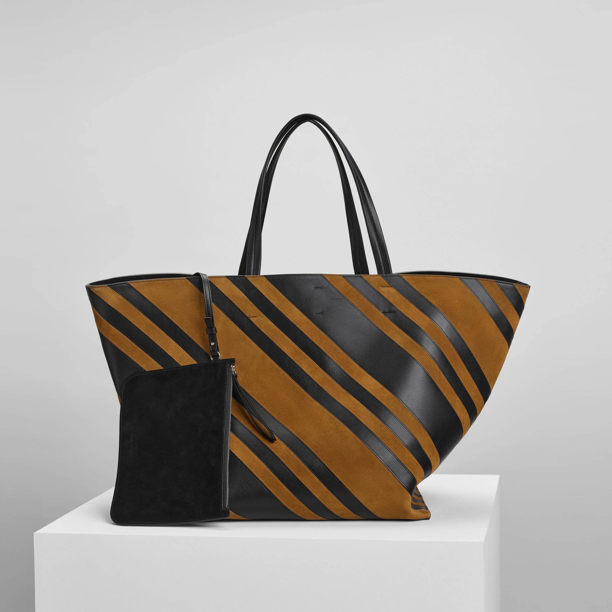 Back view of basket cabas in suede black-toffee and inner pouch