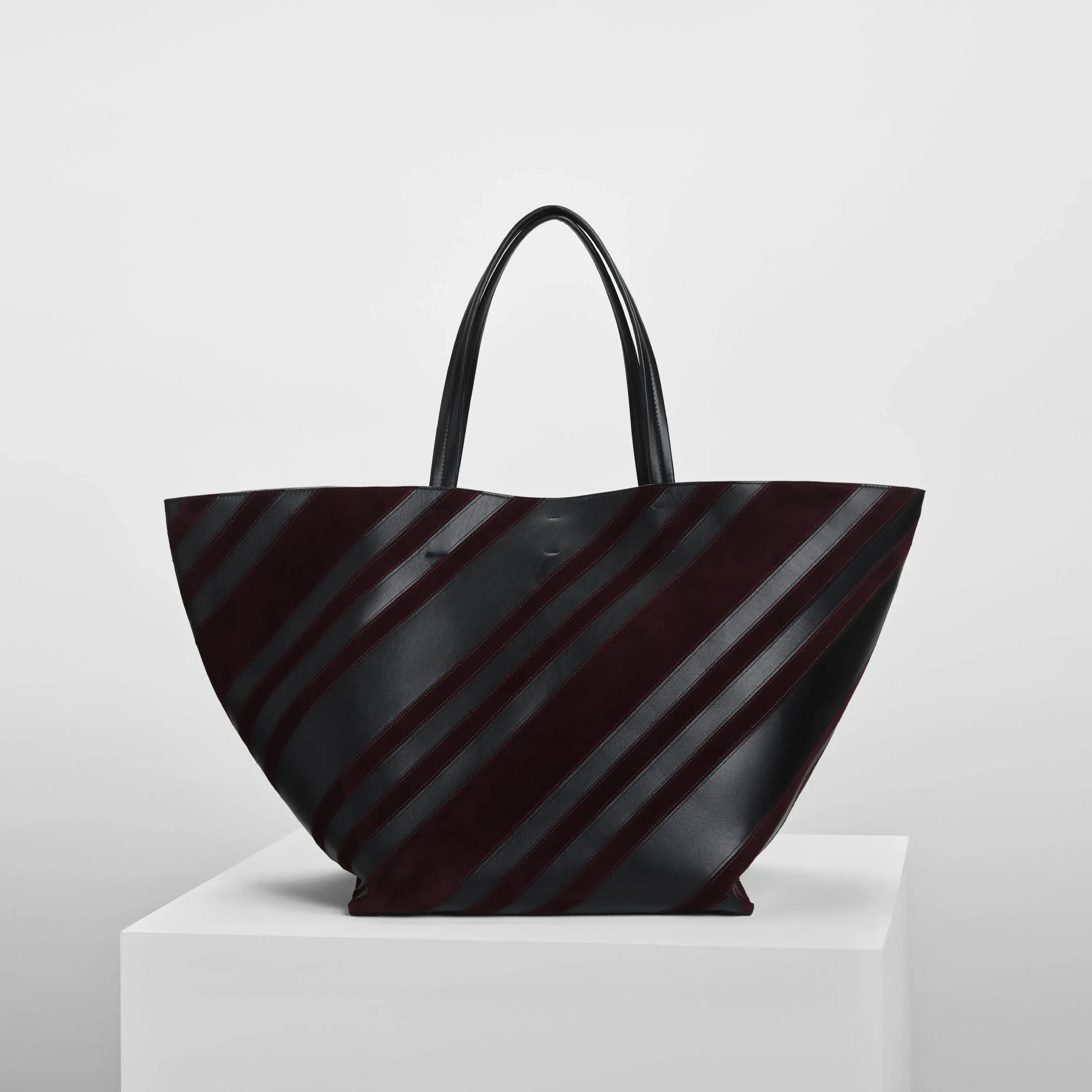 Front view of basket cabas in black oxblood leather and suede with silver
