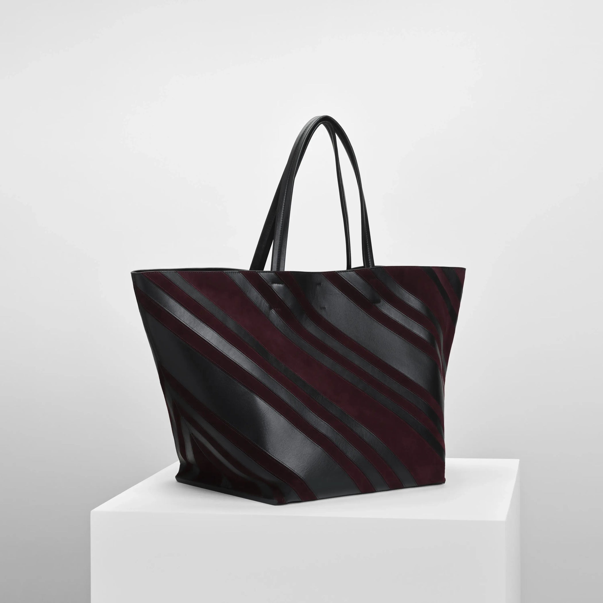 Side view of basket cabas in black oxblood leather and suede with silver