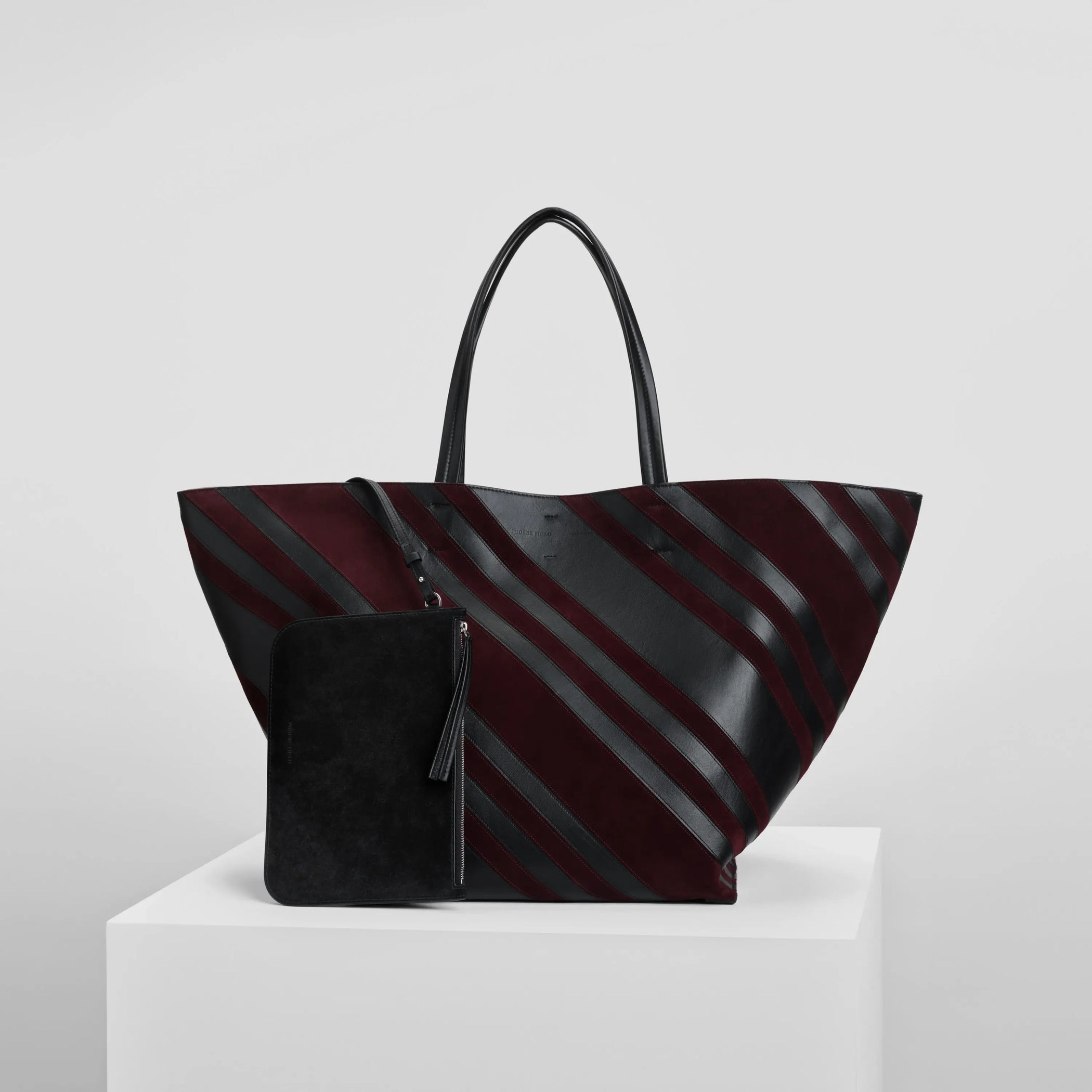 Close up detail view of basket cabas in black oxblood leather and suede with silver