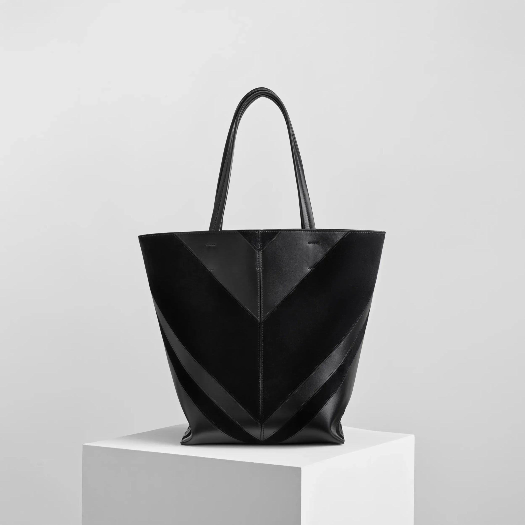 Back view of pot cabas in black suede leather