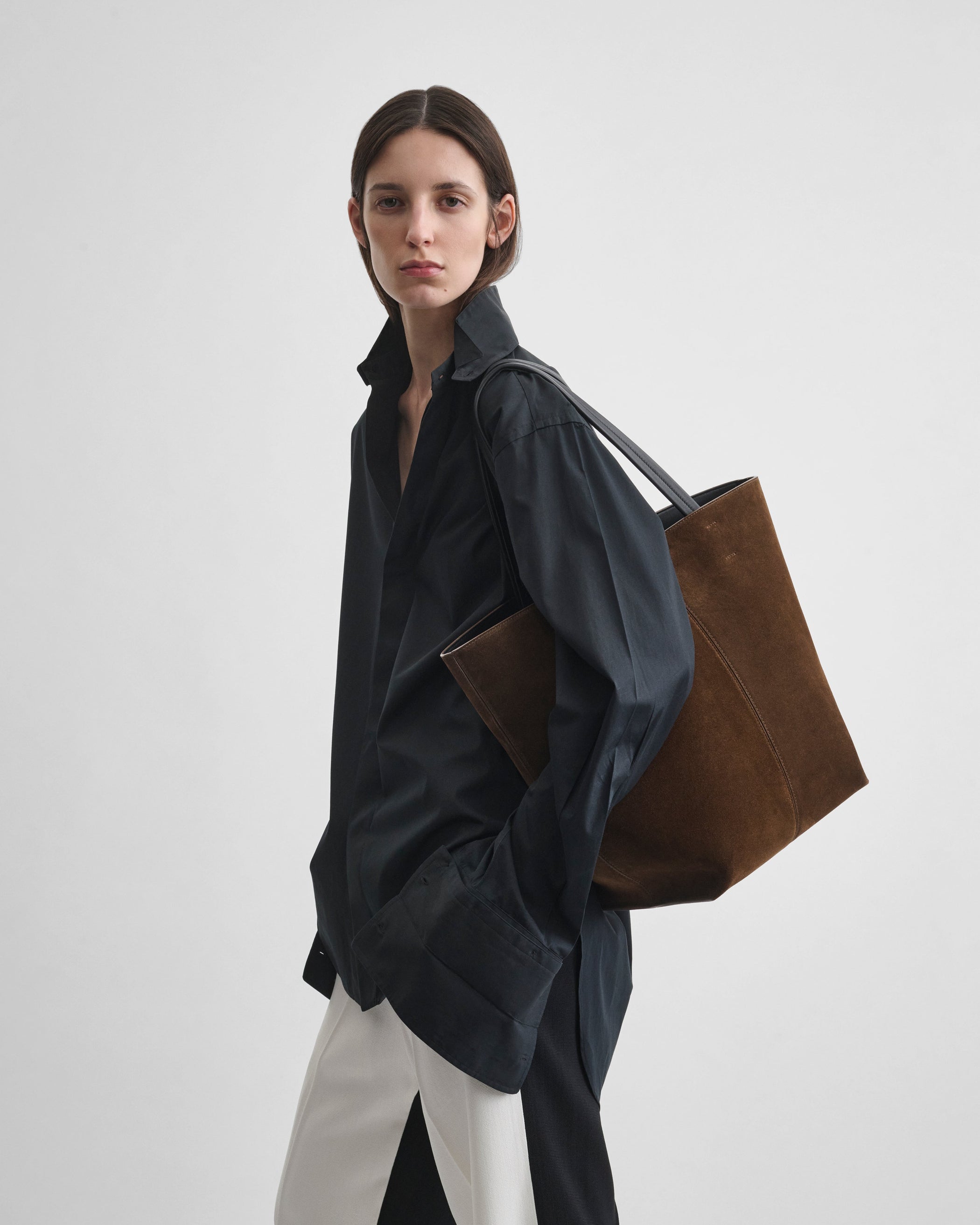 Side close up view of model wearing POT CABAS in army suede leather