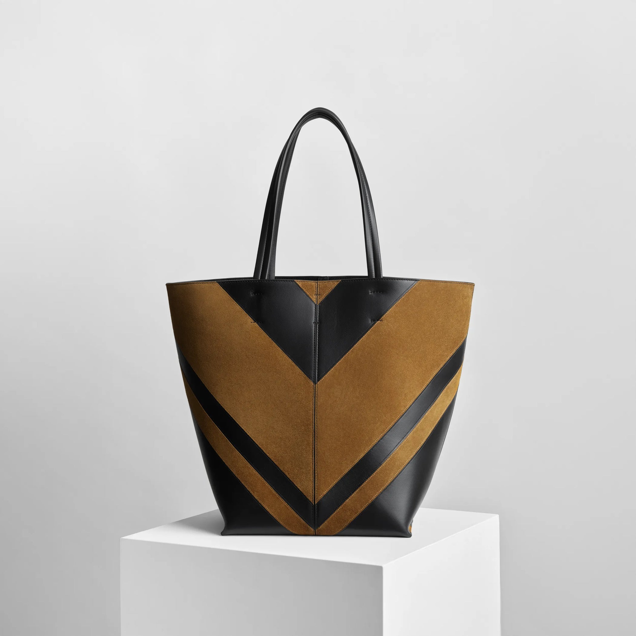 Back view of pot cabas in black toffee leather and suede