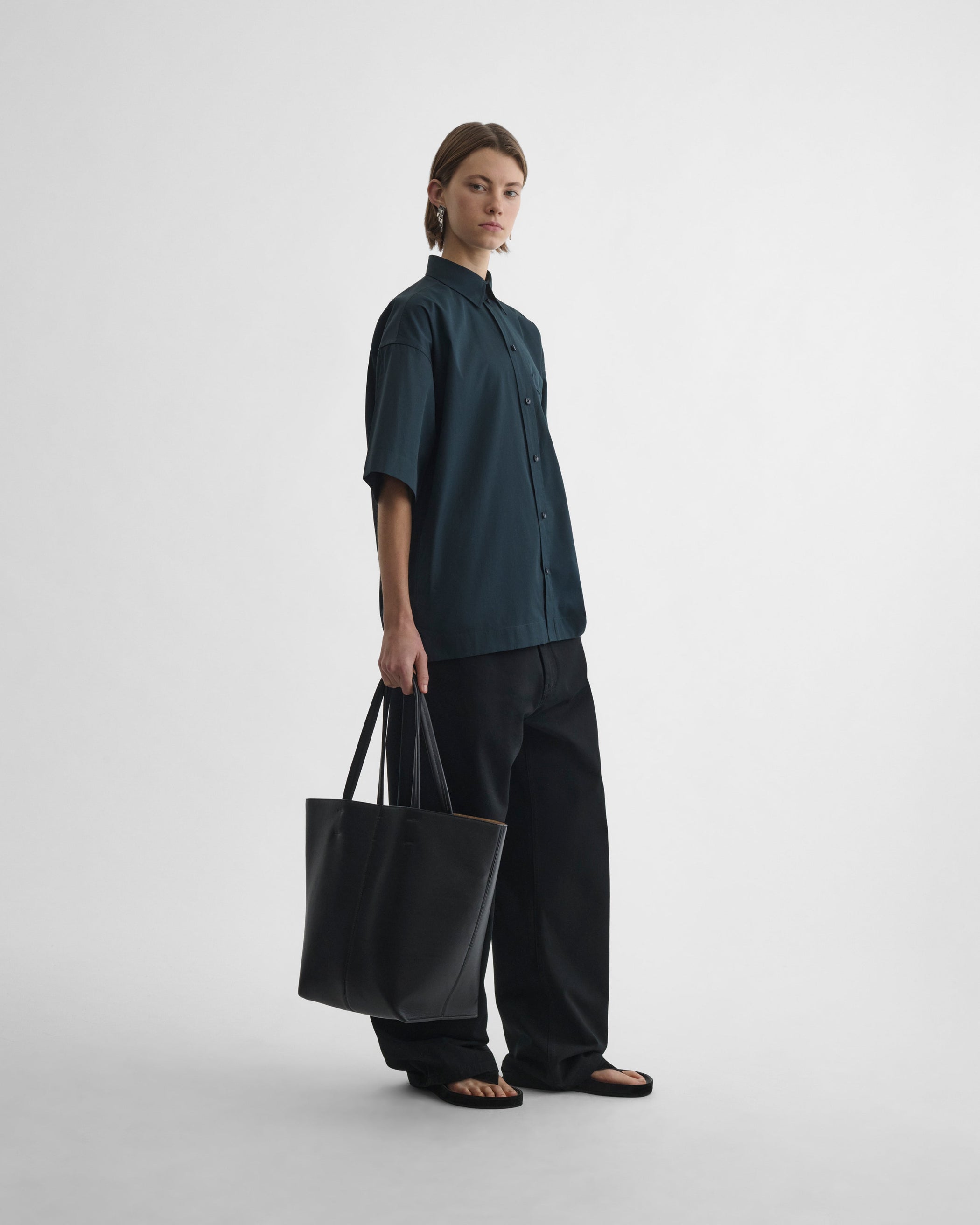 Model holding POT CABAS in black leather