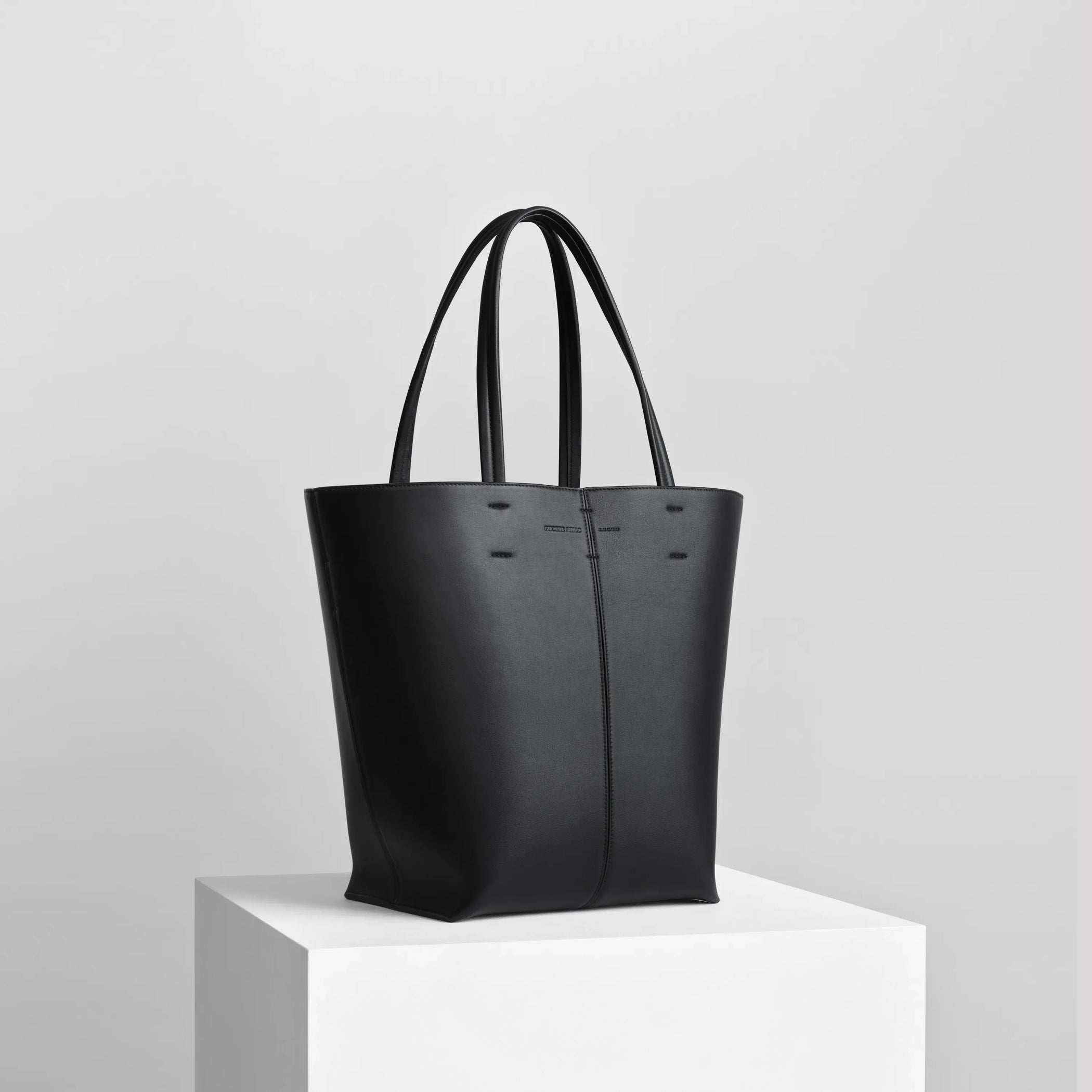 Angled view of pot cabas in black leather.