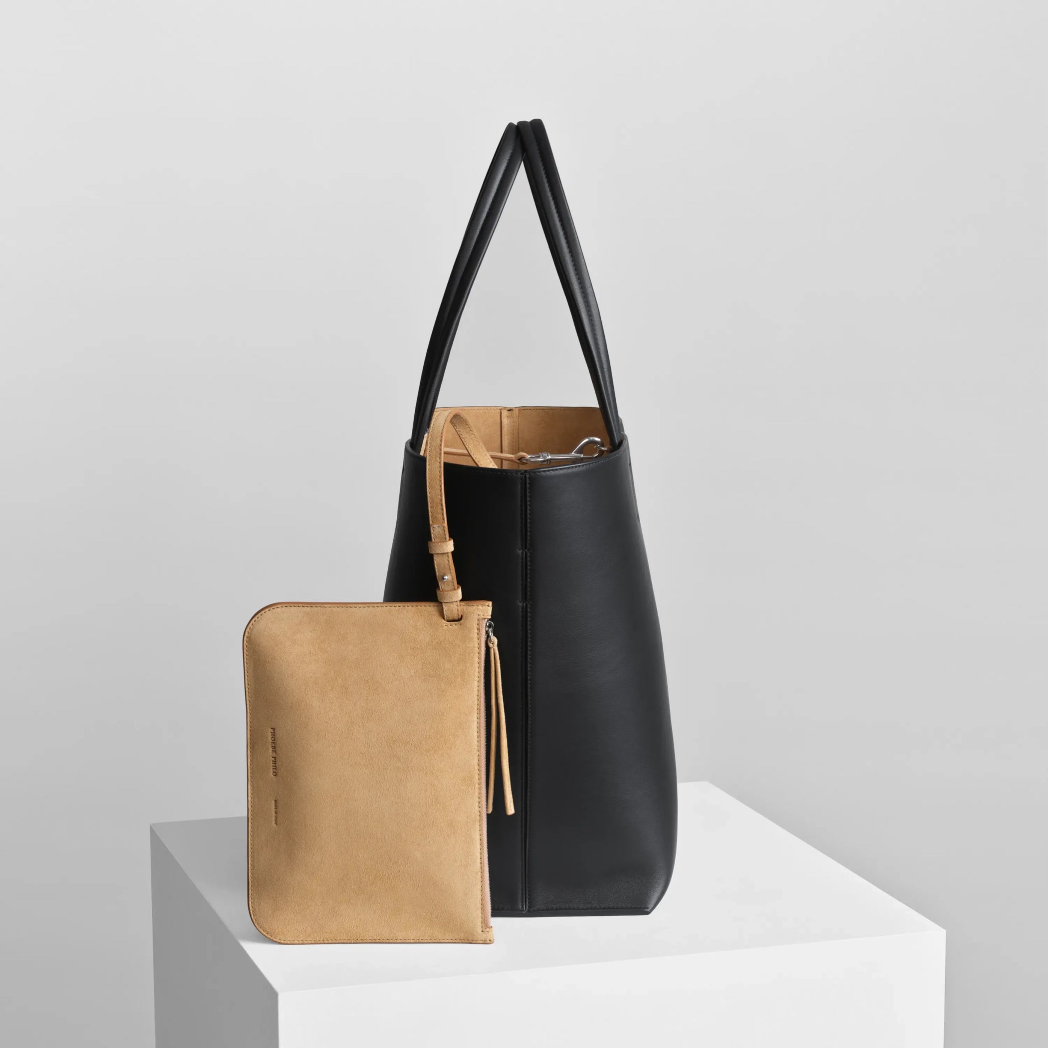 Internal pouch and the pot cabas in black leather.