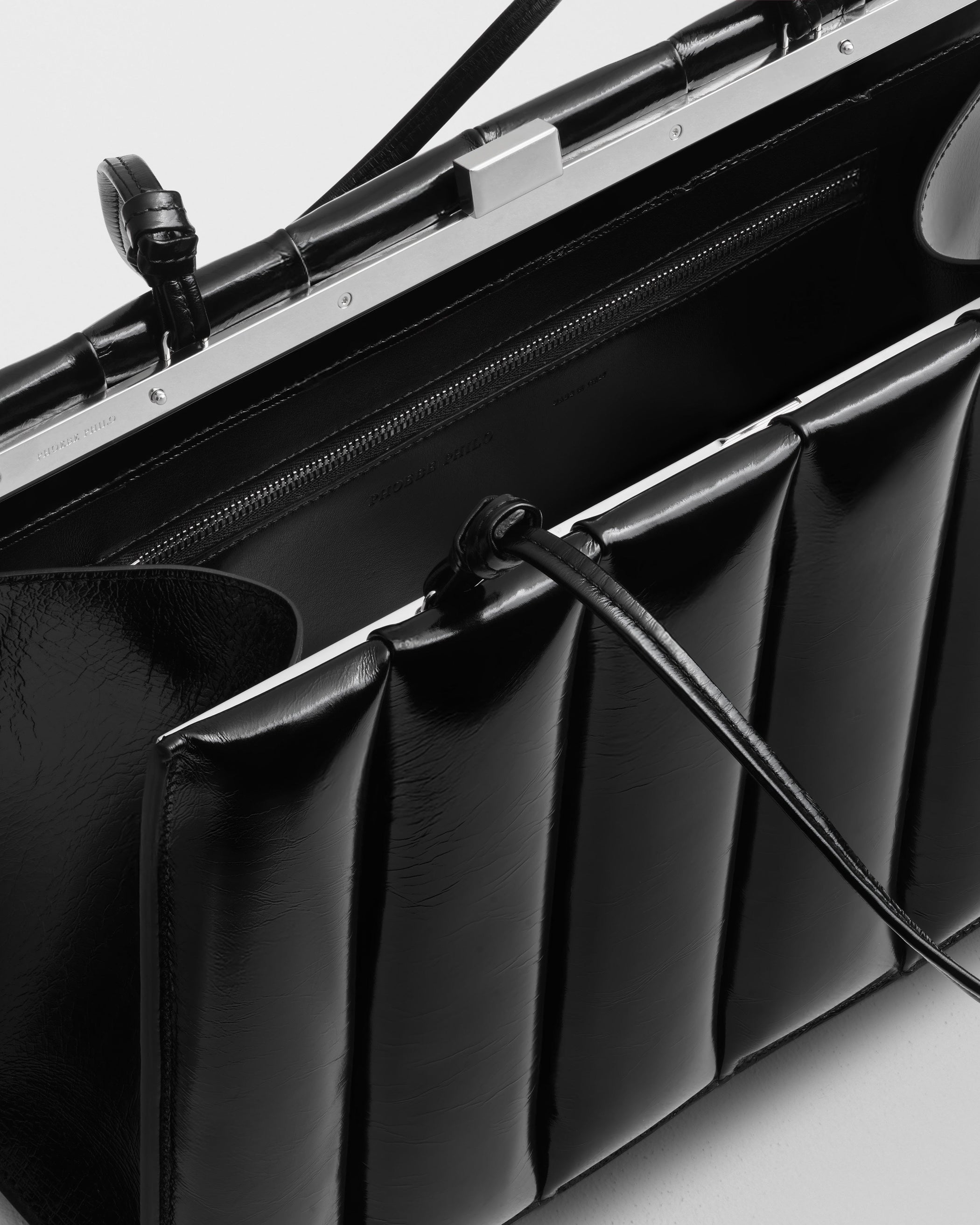 Close up view image of the DRIVE BAG in black leather