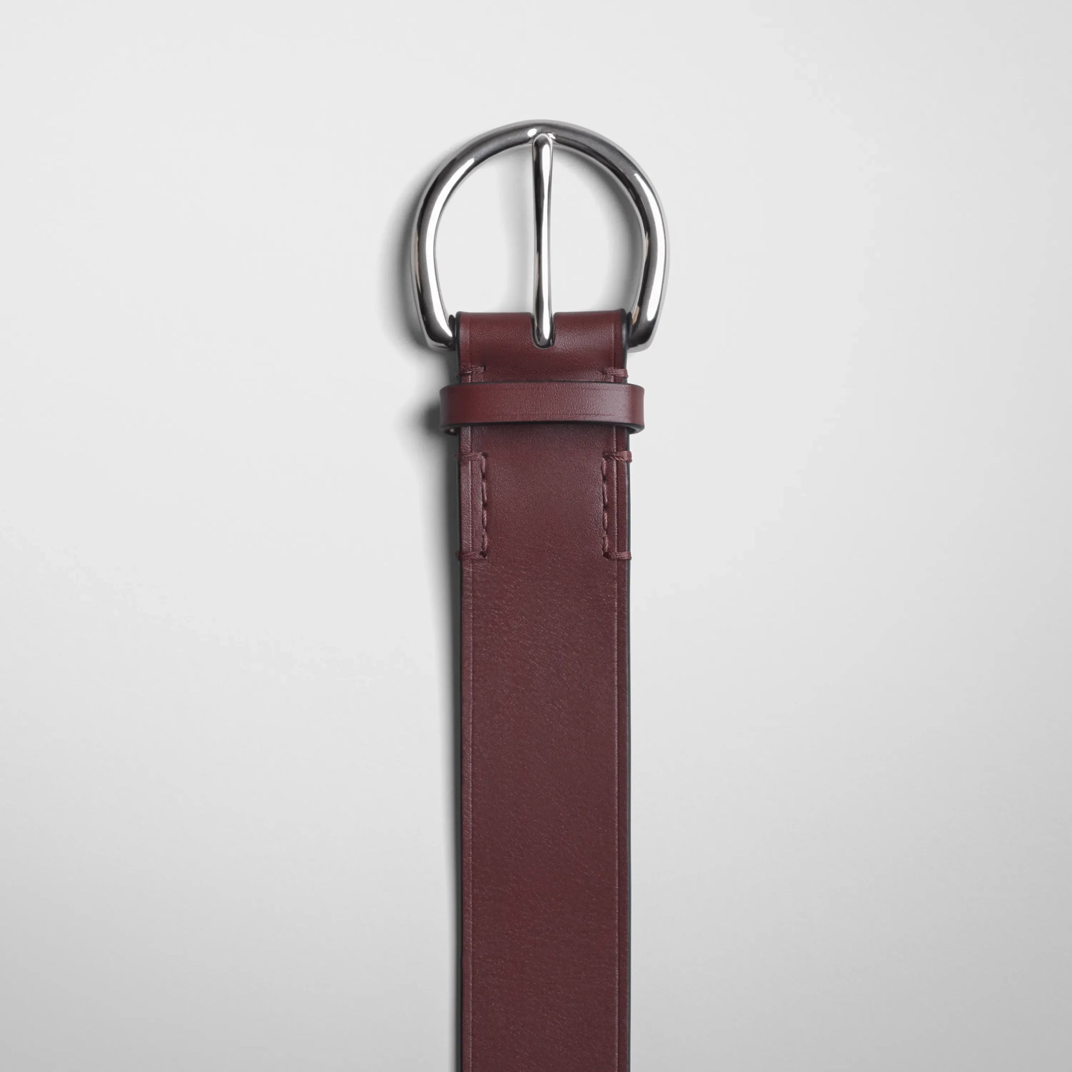 Detailed view of Round Buckle Belt 25mm in cognac.