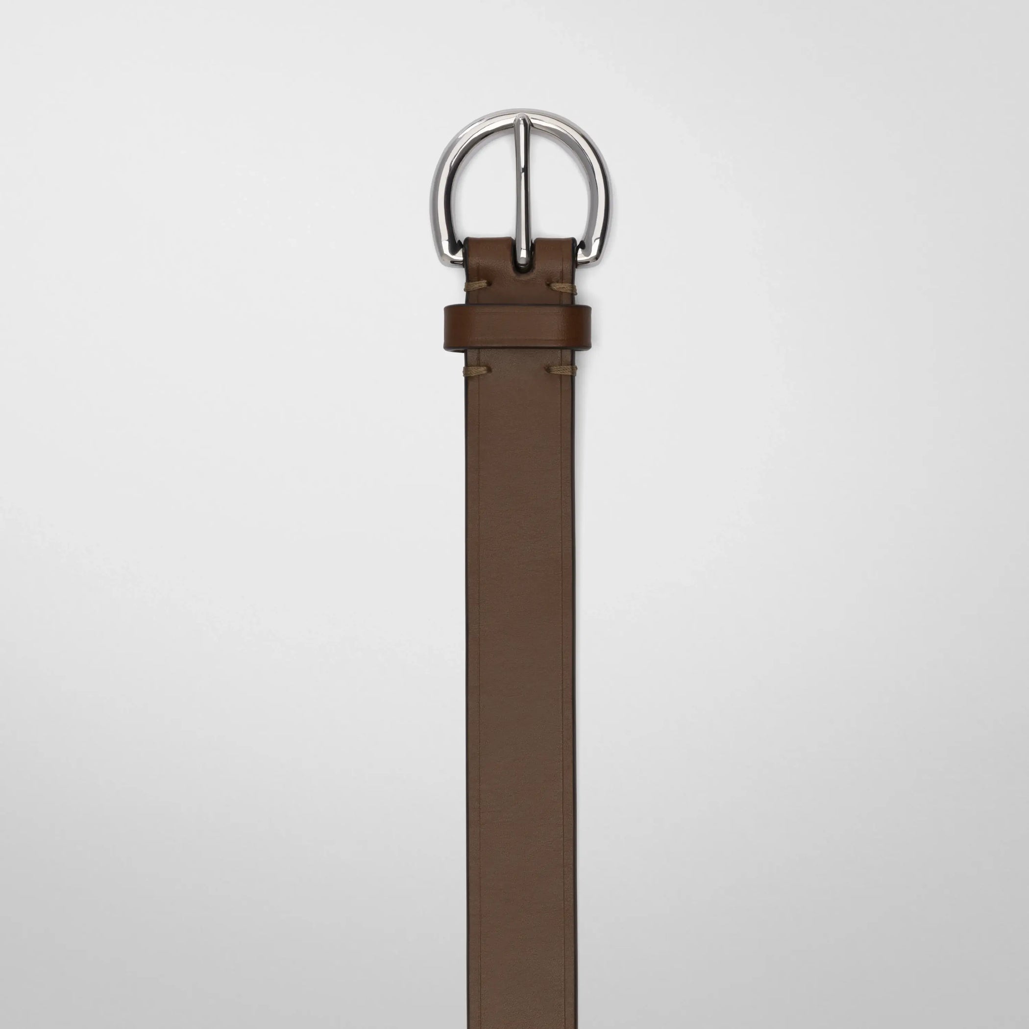 Detail view of round buckle belt 25mm in laurel leather