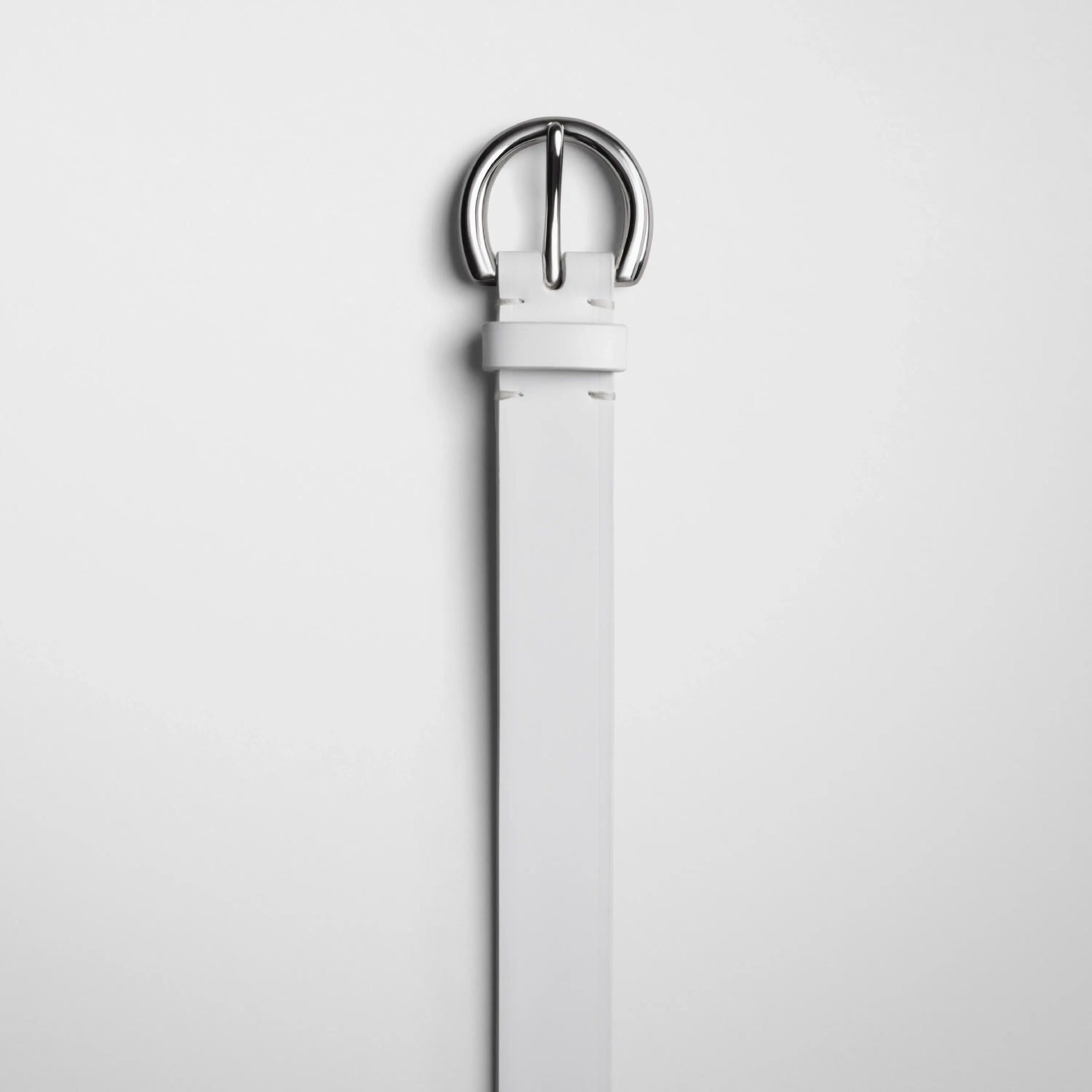 Detailed view of Round Buckle Belt 25mm in white.
