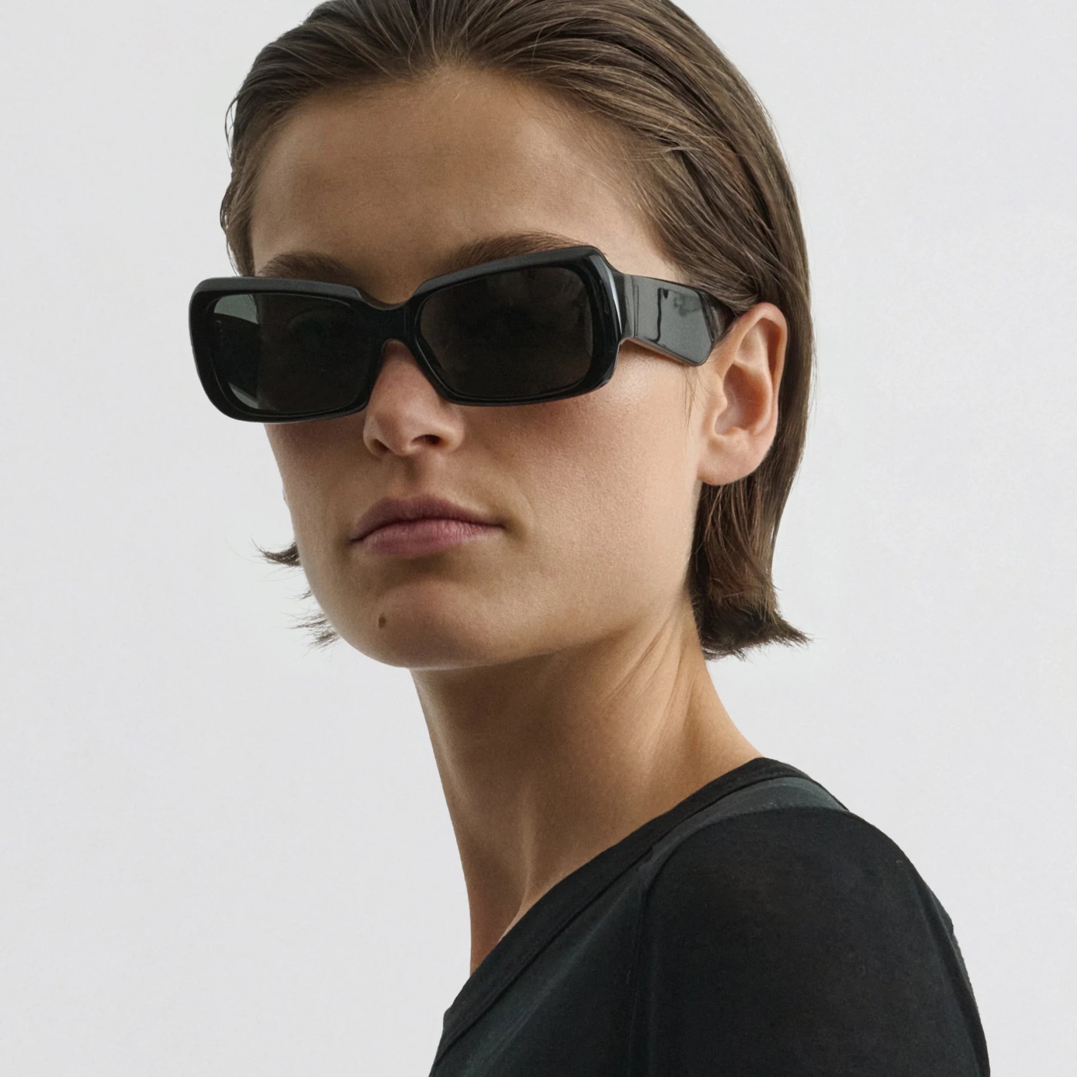 Front view of model wearing score sunglasses in black