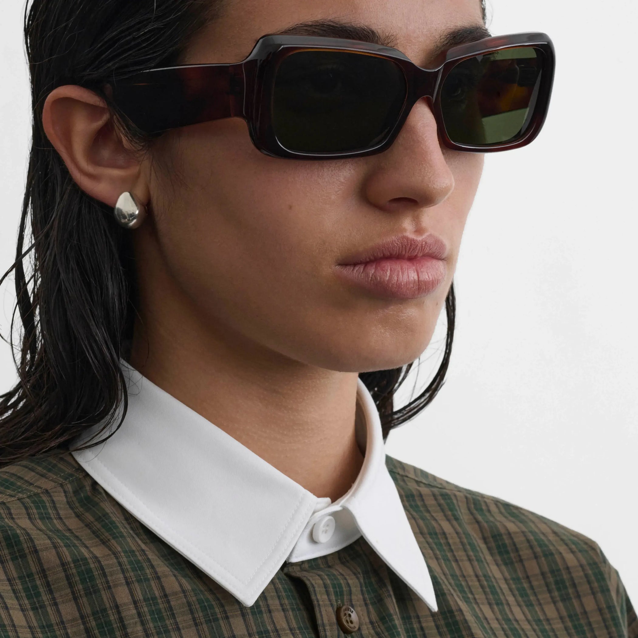 Model wearing score sunglasses in brown tortoisehell