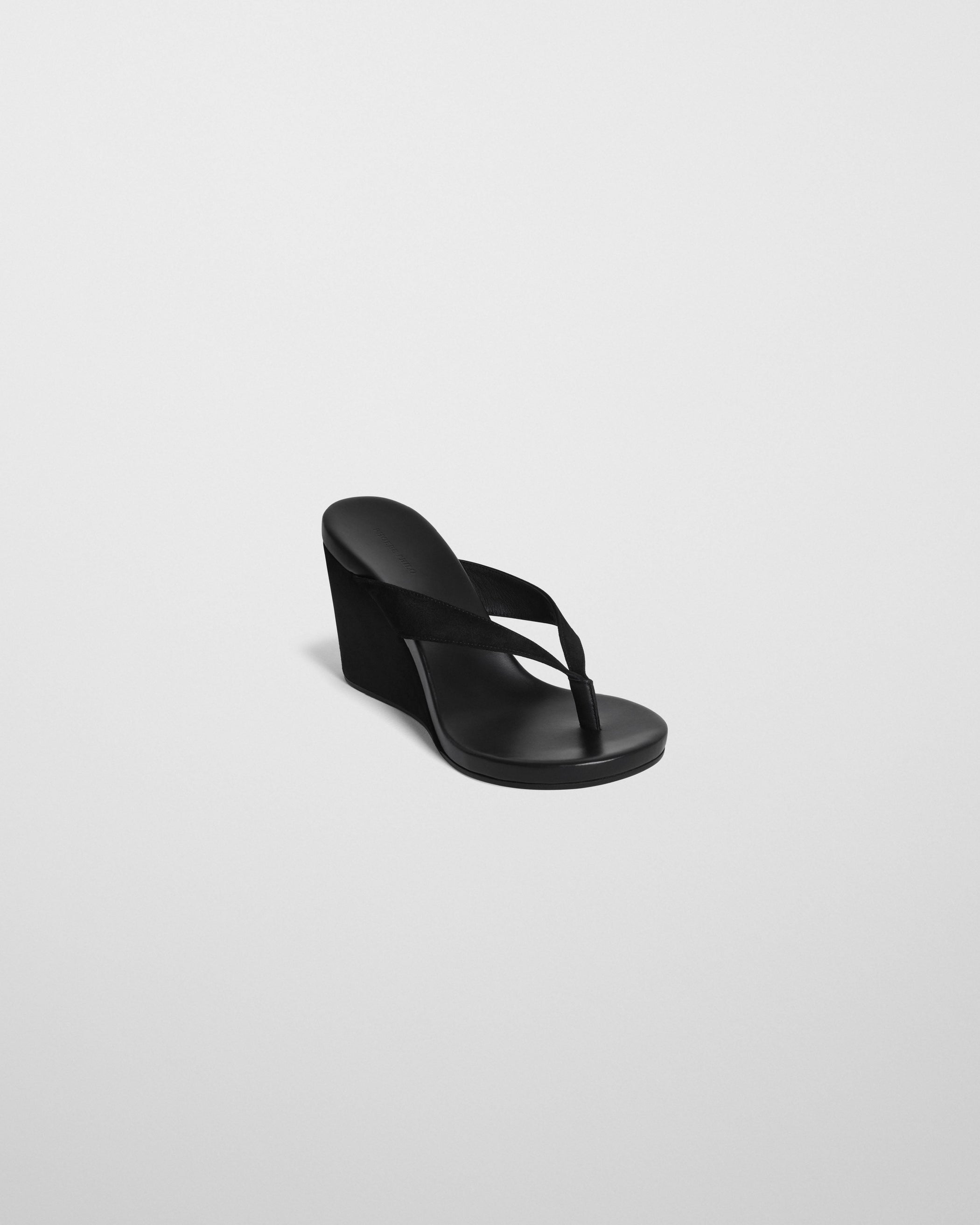 Angled side view of ROUND WEDGE in black suede