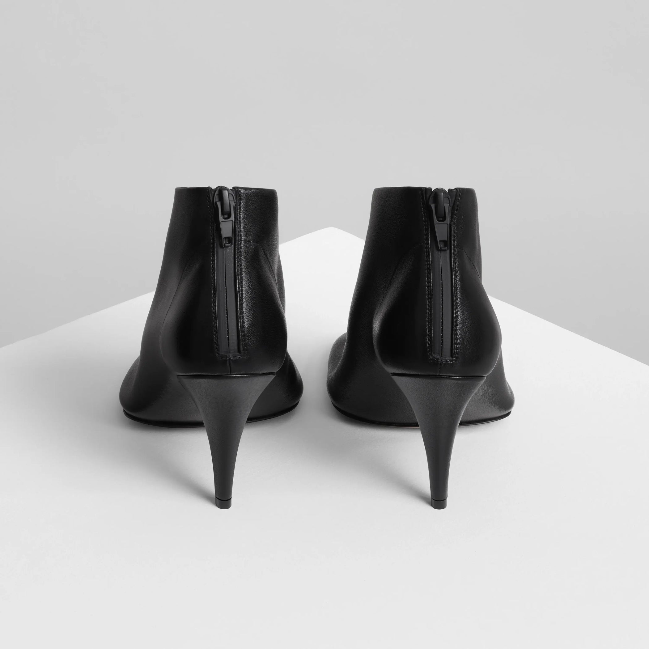 Back view of soft ankle boot 90 in black leather.