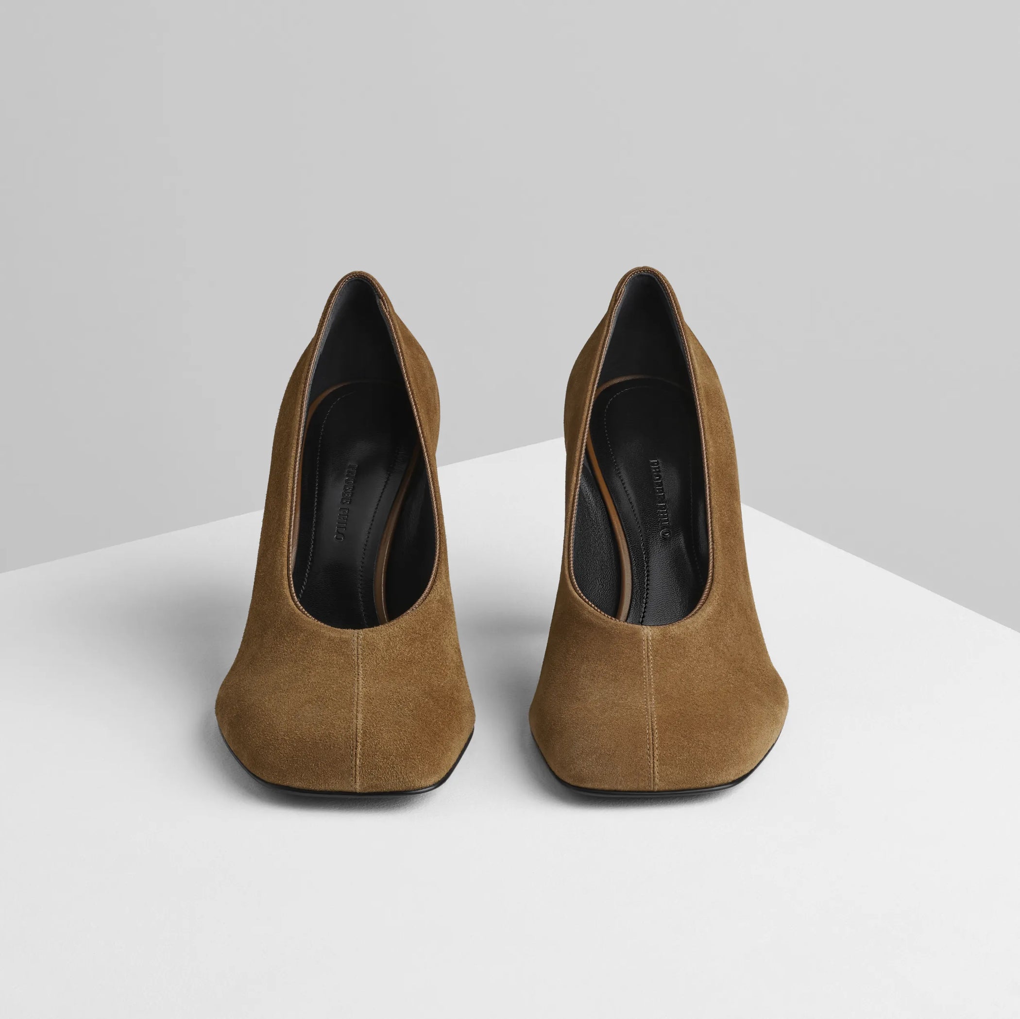 Front view of soft pump 90 in caramel suede leather.