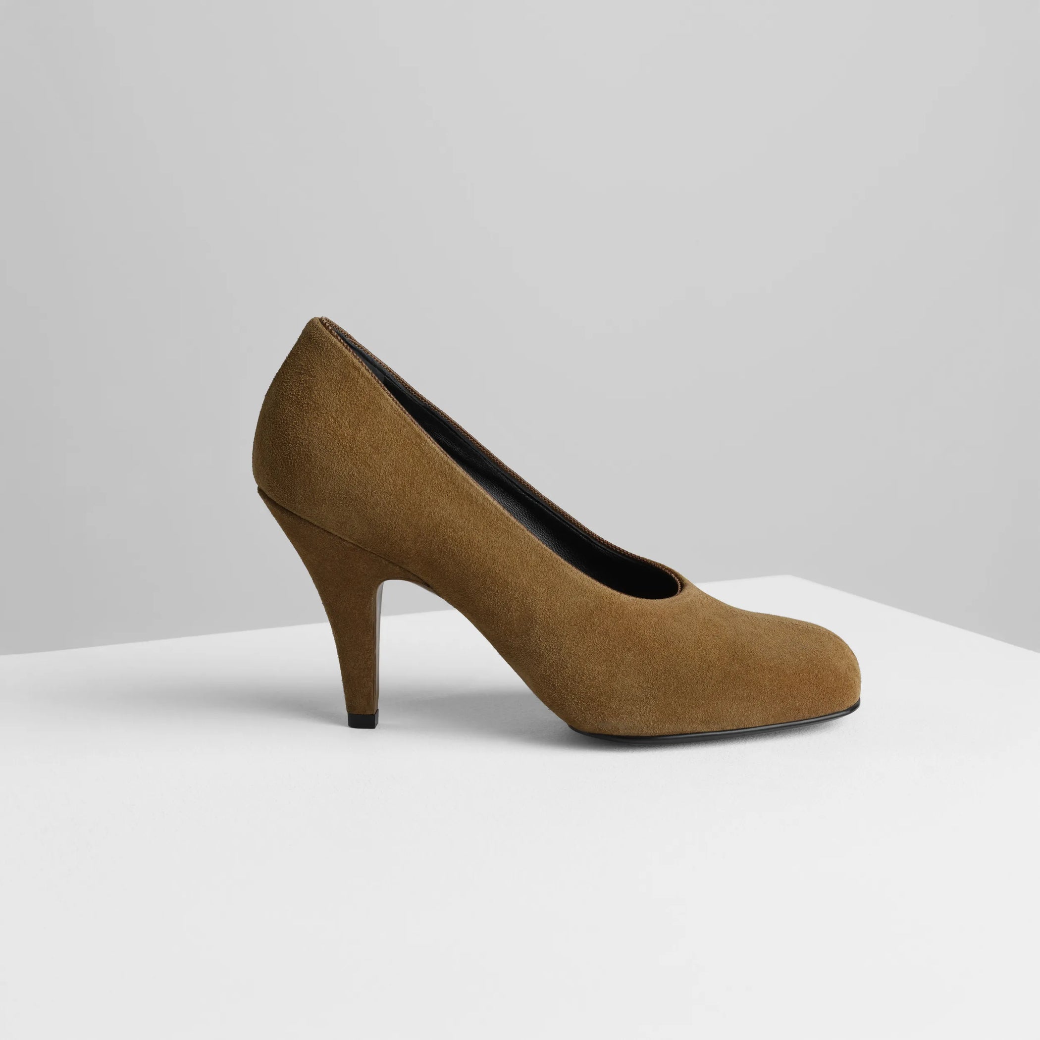 Side view of soft pump 90 in caramel suede leather.