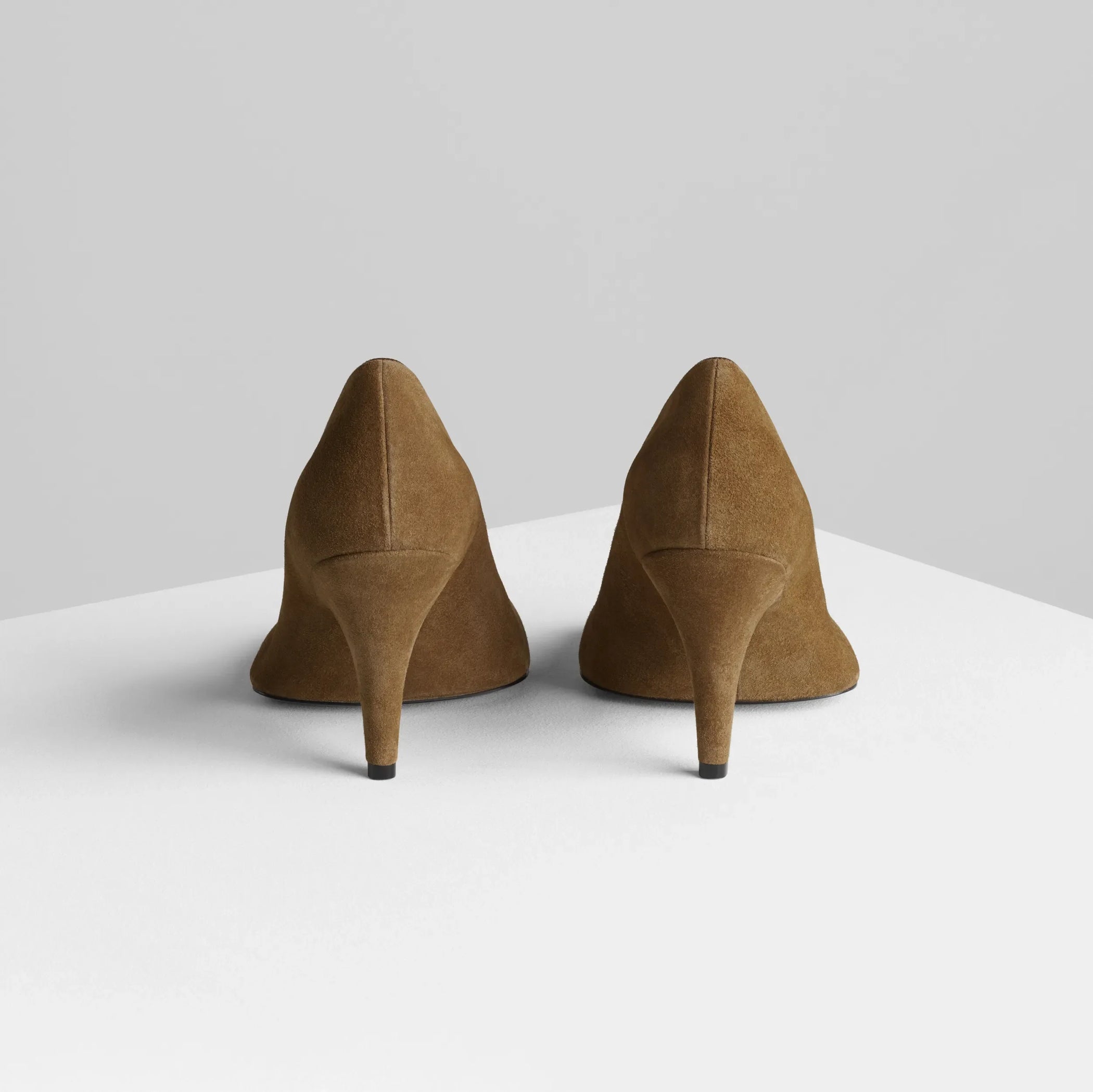 Back view of soft pump 90 in caramel suede leather.