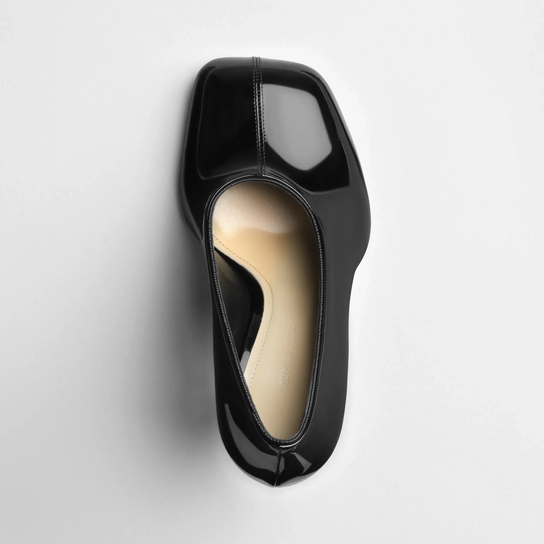 Top view of soft pump 90 in black patent leather.