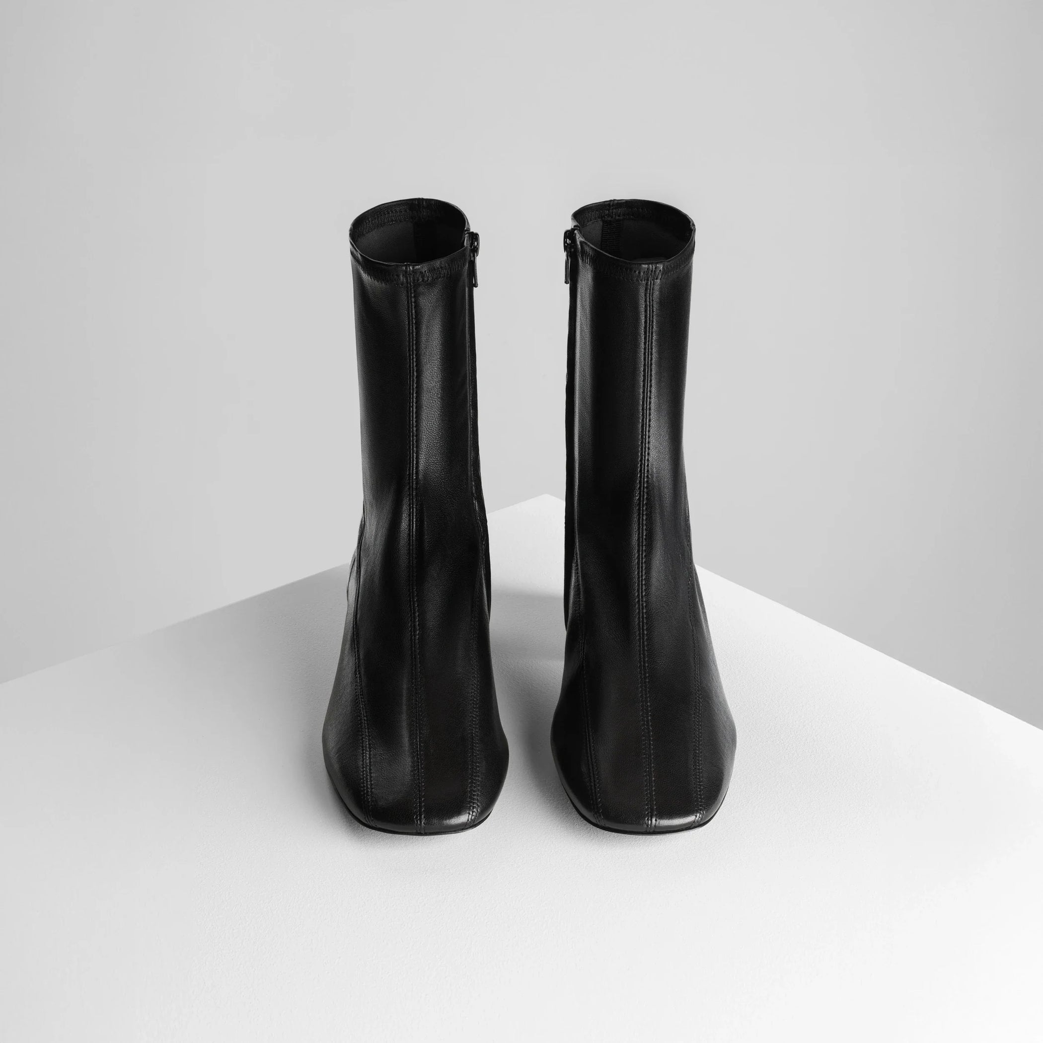 Front view of club boot 30 in black stretch nappa leather.