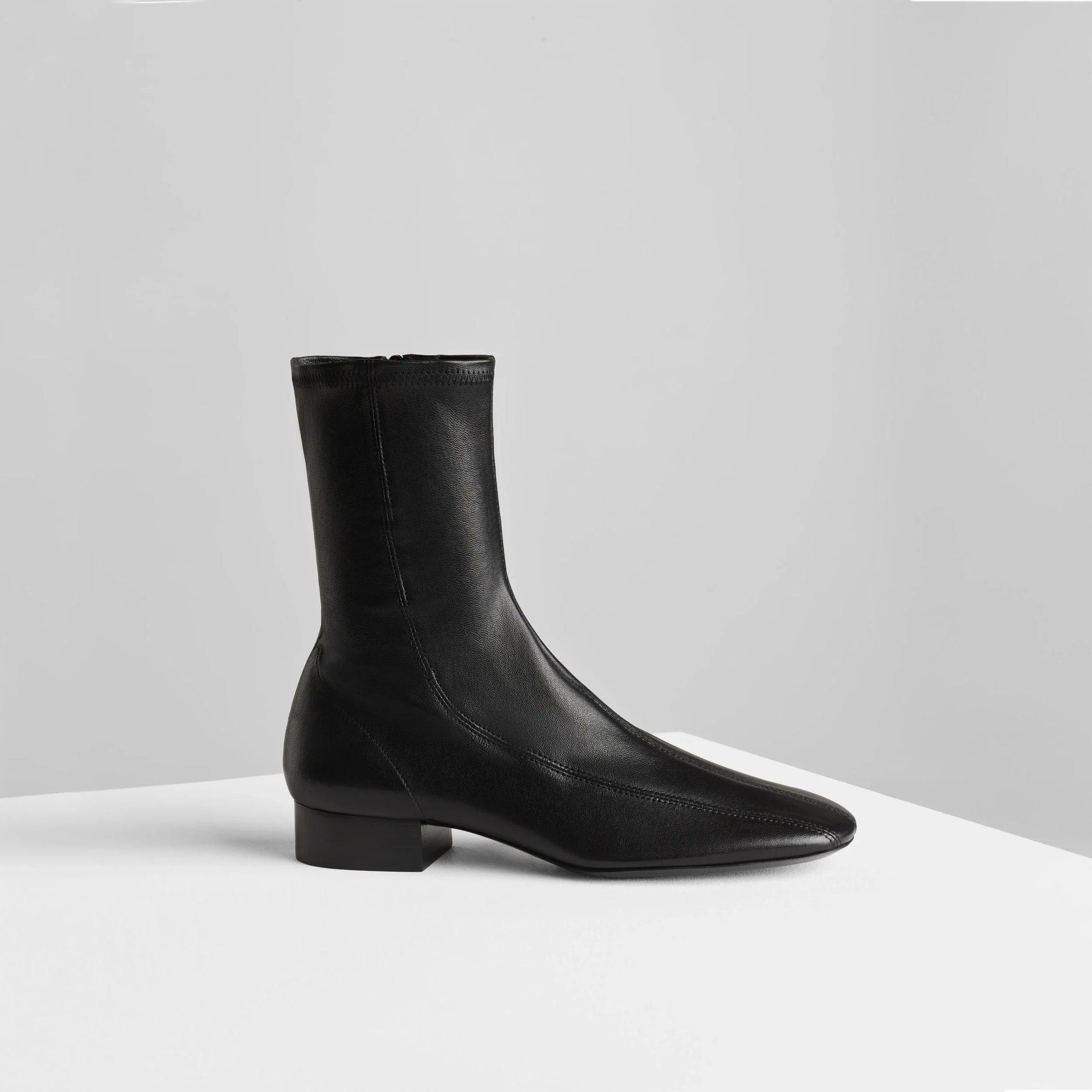 Side view of club boot 30 in black stretch nappa leather.