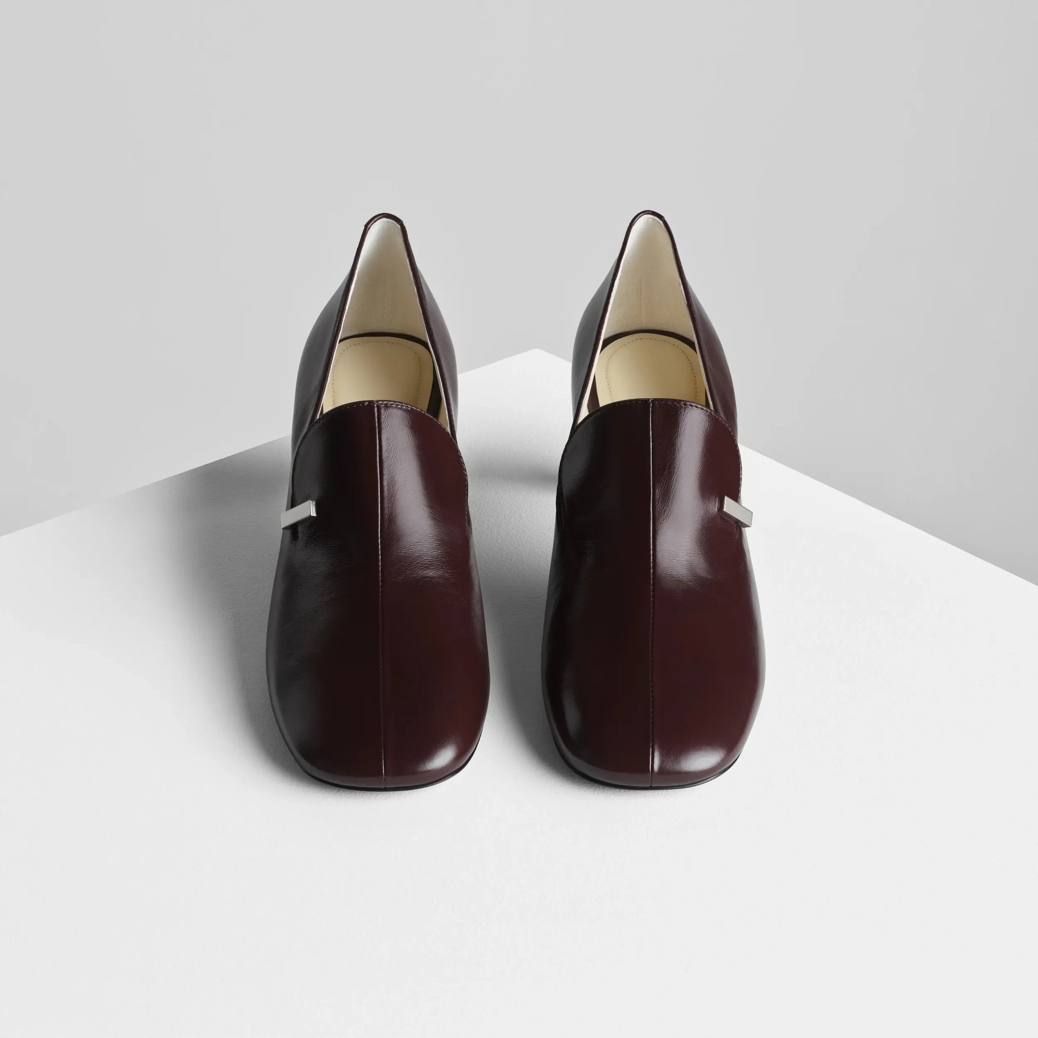 Front view of club loafer 60 in oxblood leather.