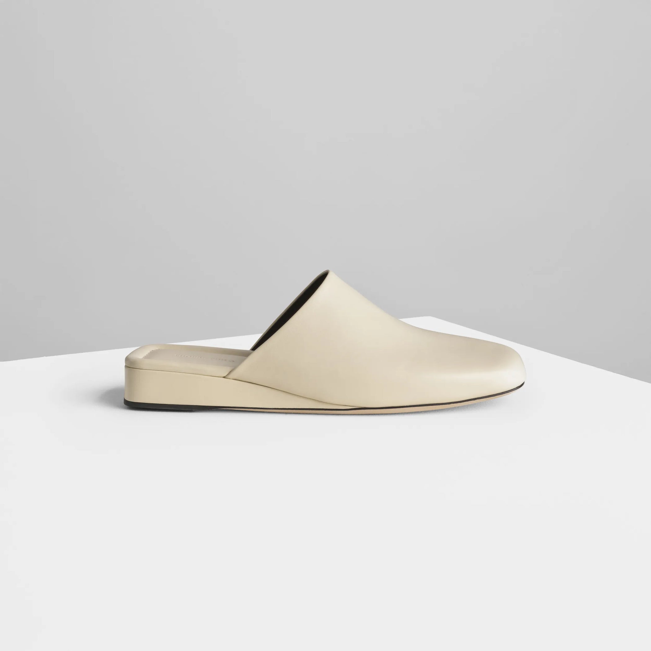 Side view of robe slide in cream leather.