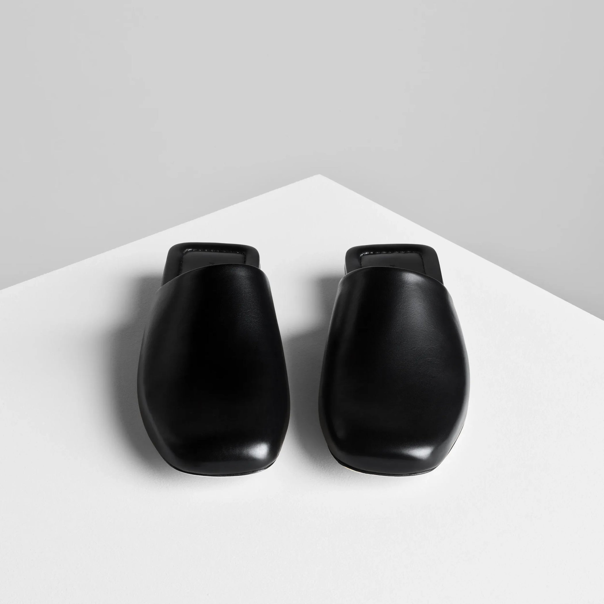 Front view of robe slide in black leather.