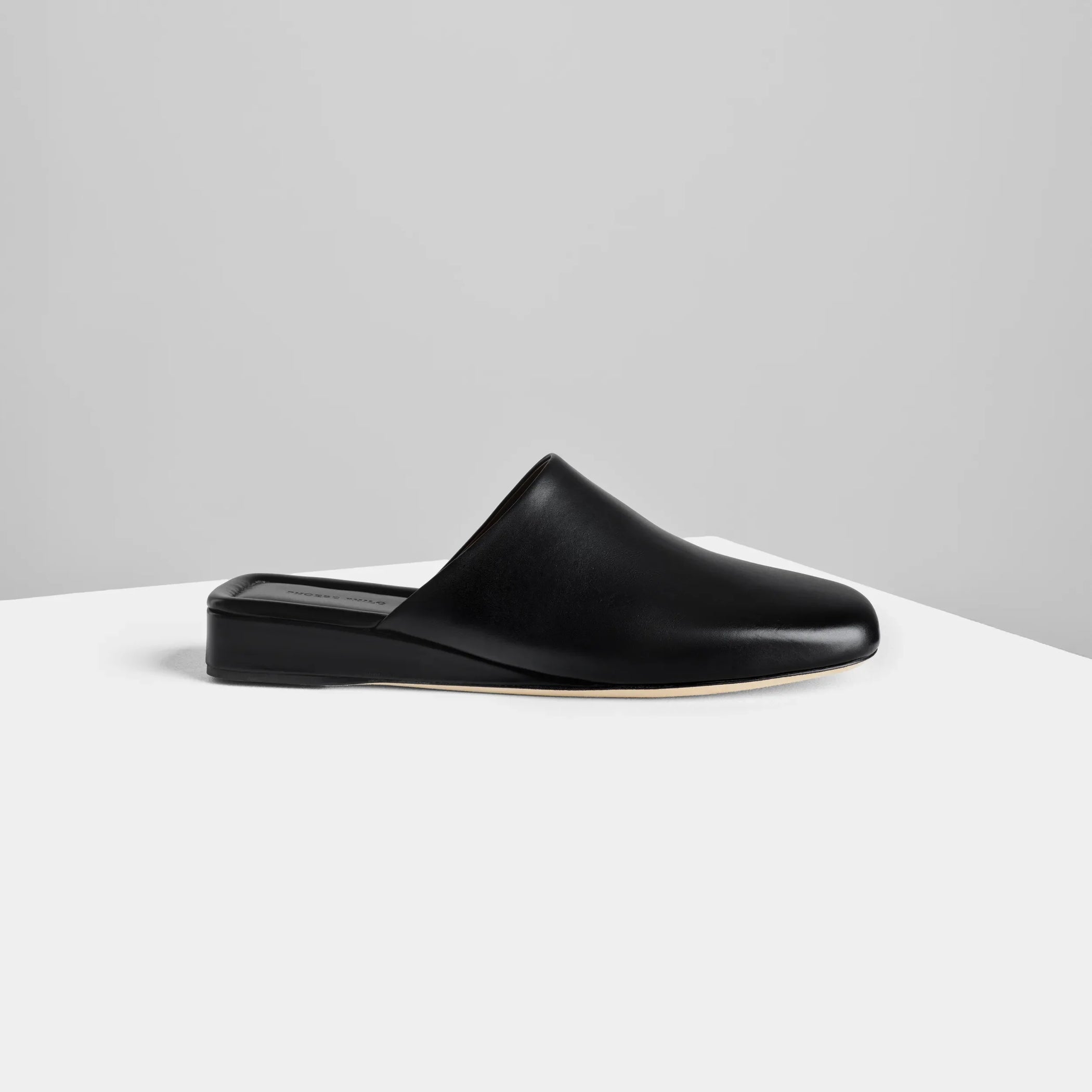 Side view of robe slide in black leather.