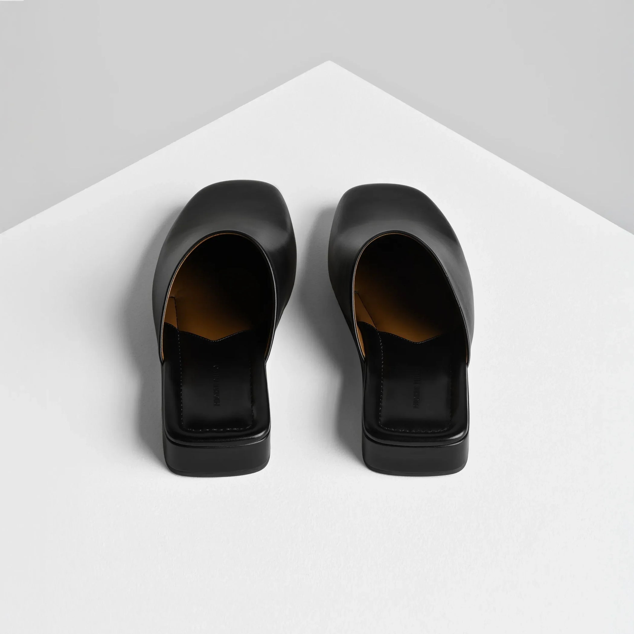 Back view of robe slide in black leather.