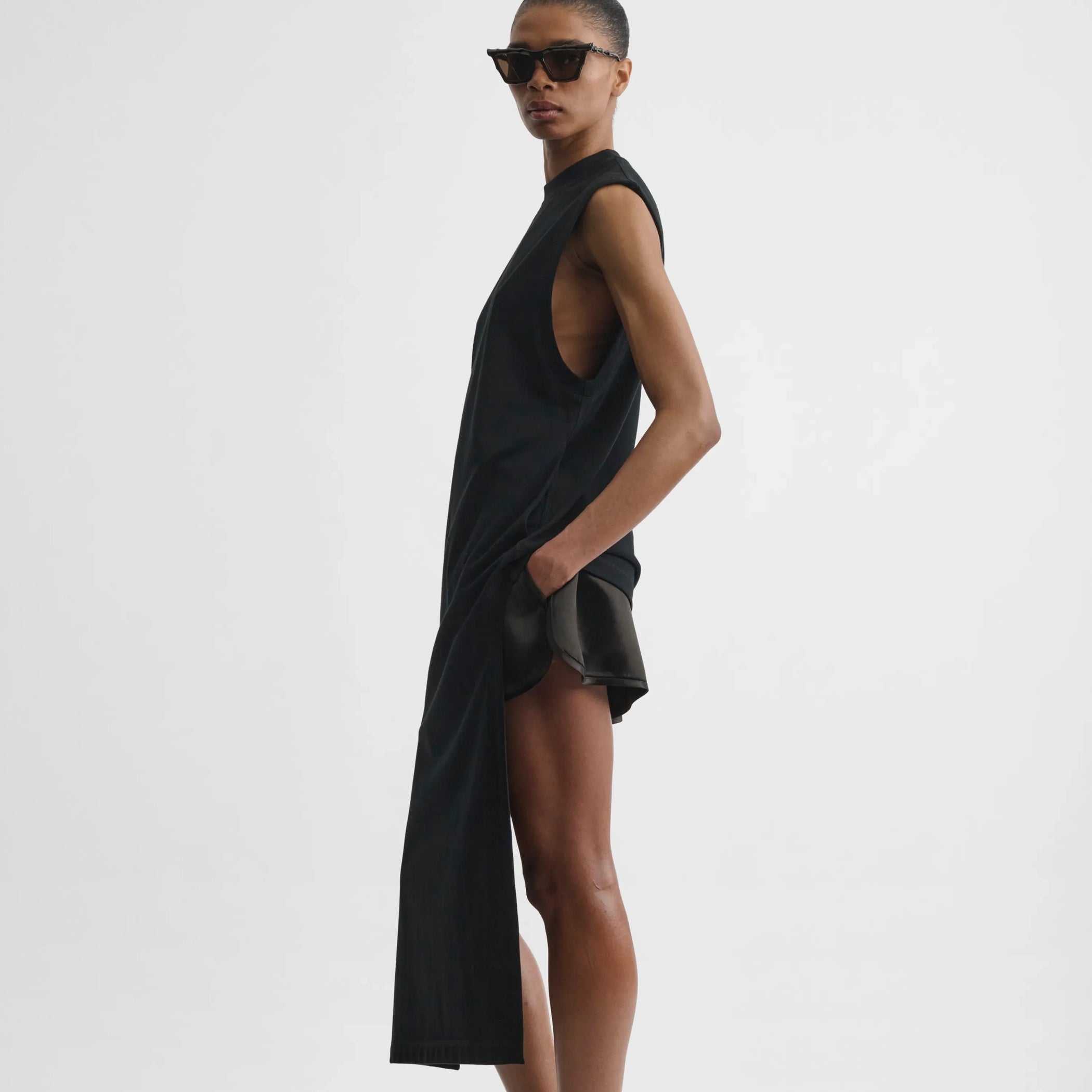 Side view of reversible train tank in black cotton