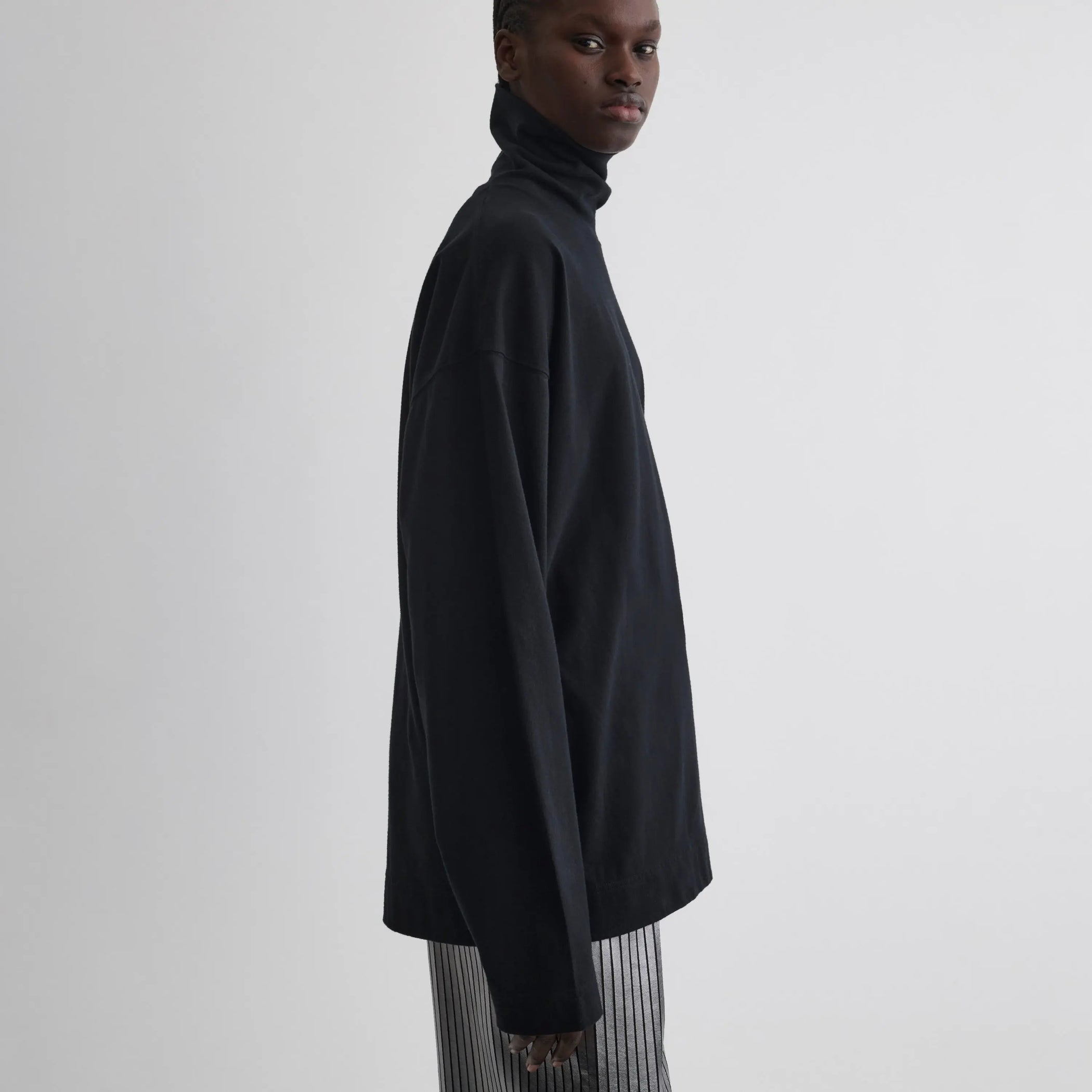 Side view of relaxed long sleeve jersey in black cotton jersey