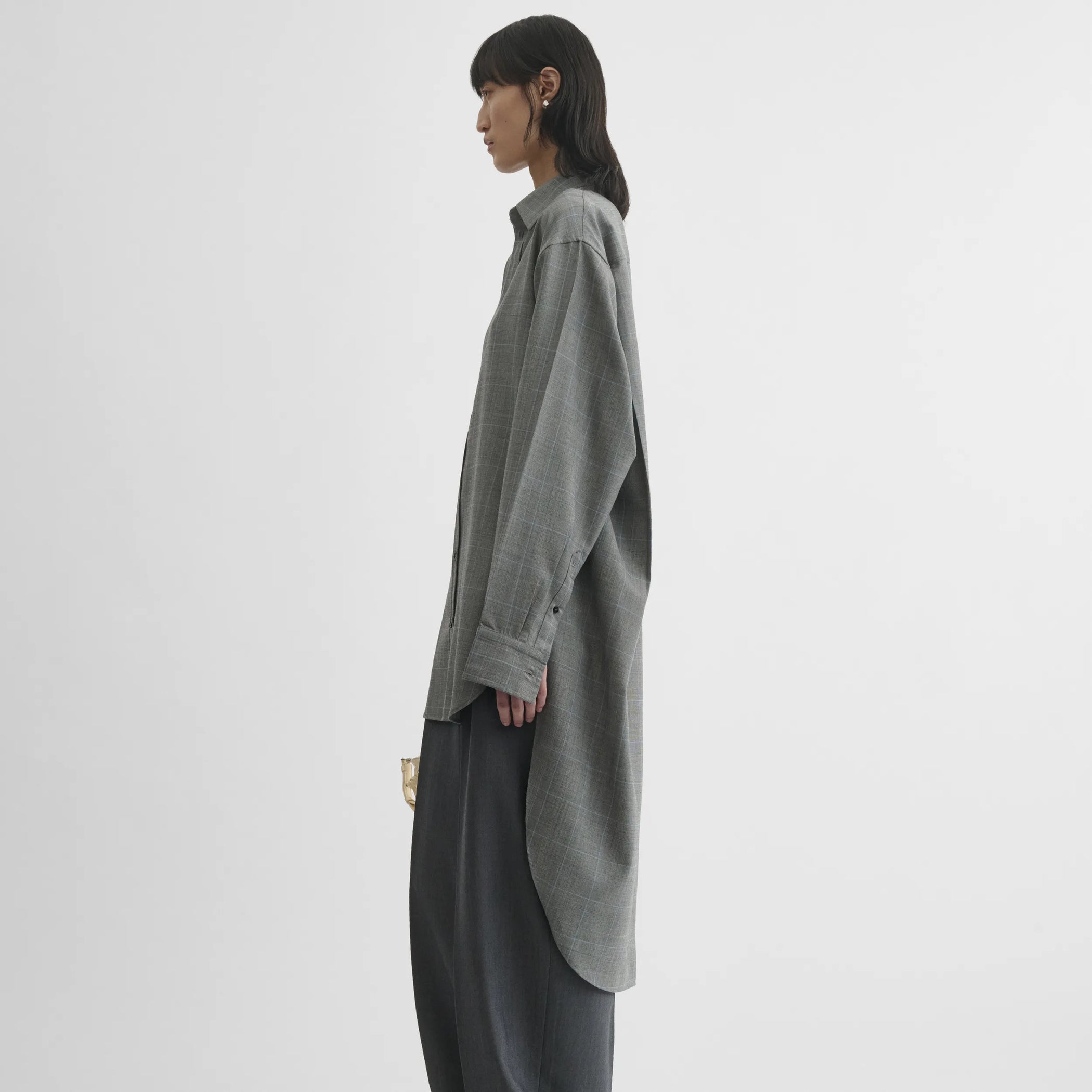 Side view of elongated shirt in black-blue wool