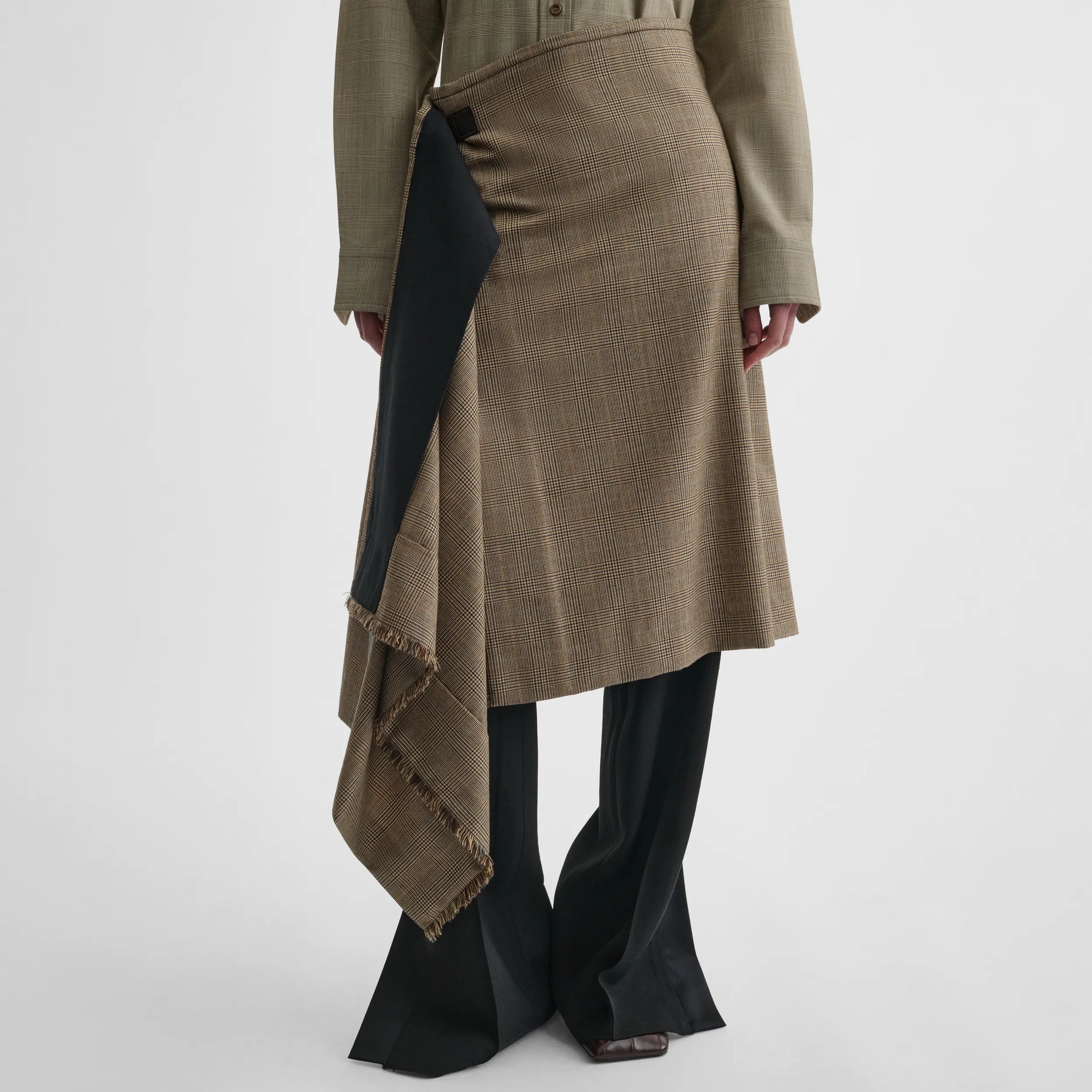 Front view of kilt in tobacco wool