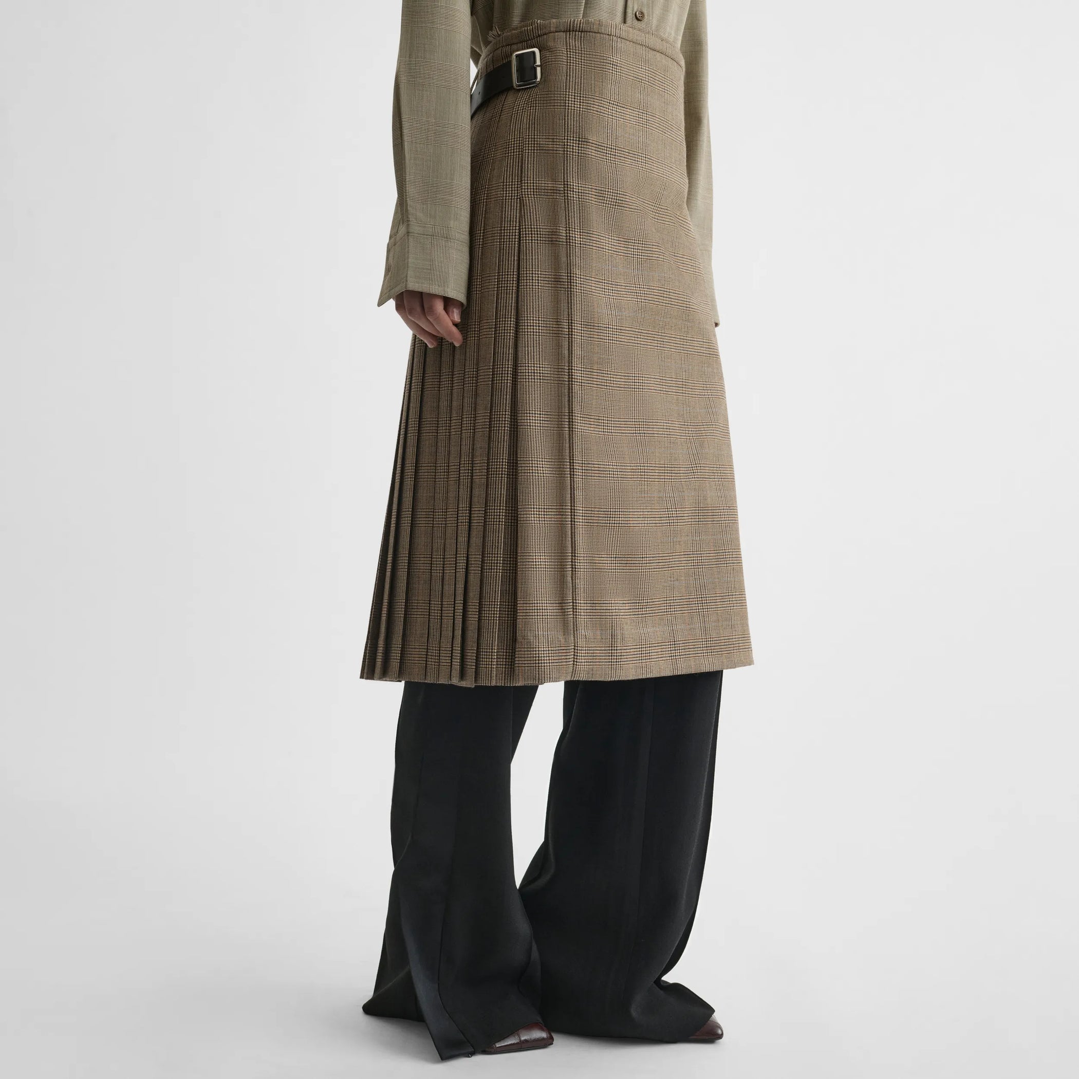 Side view of kilt in tobacco wool
