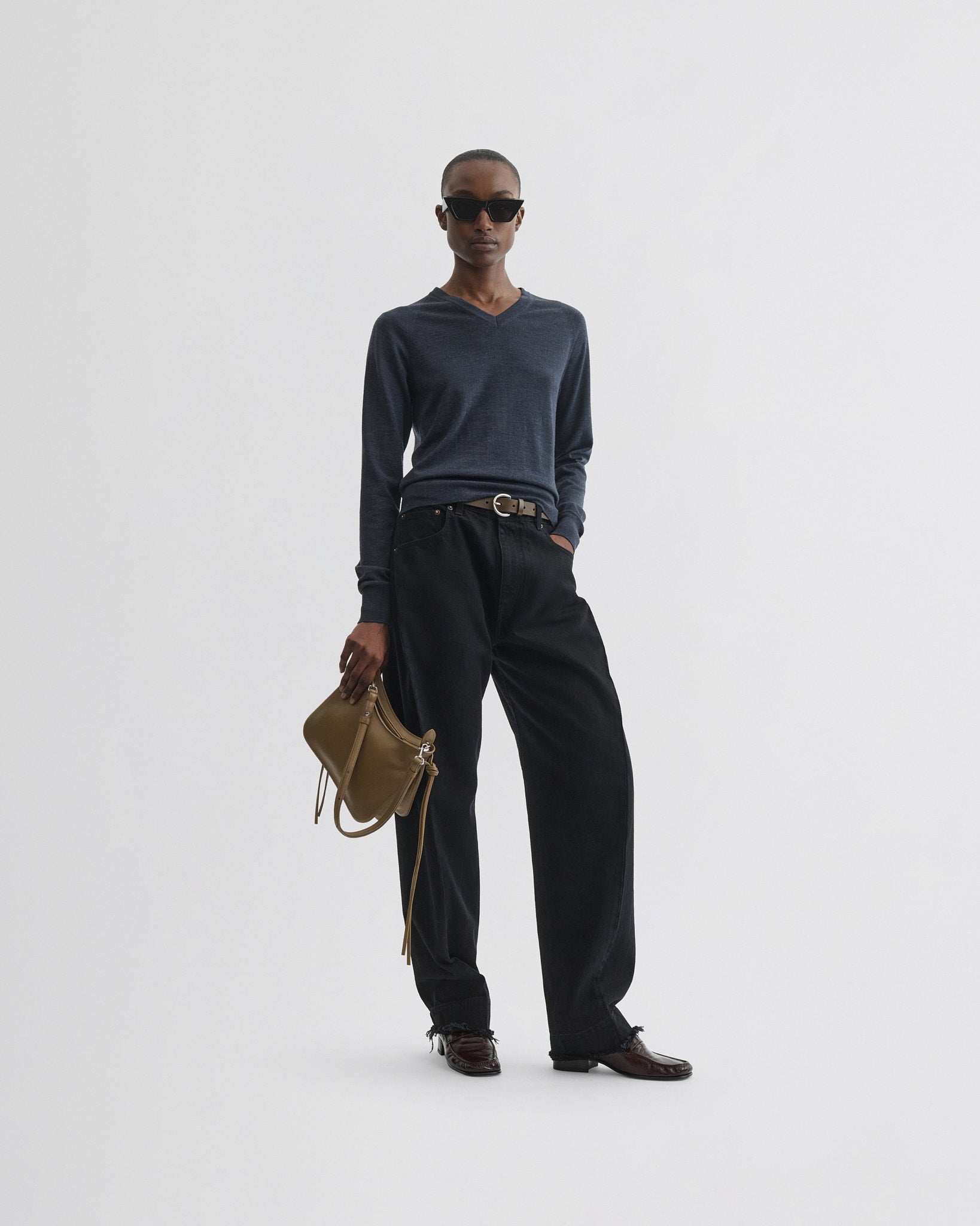 Front view of model wearing shrunk v-neck in dark blue melange wool.