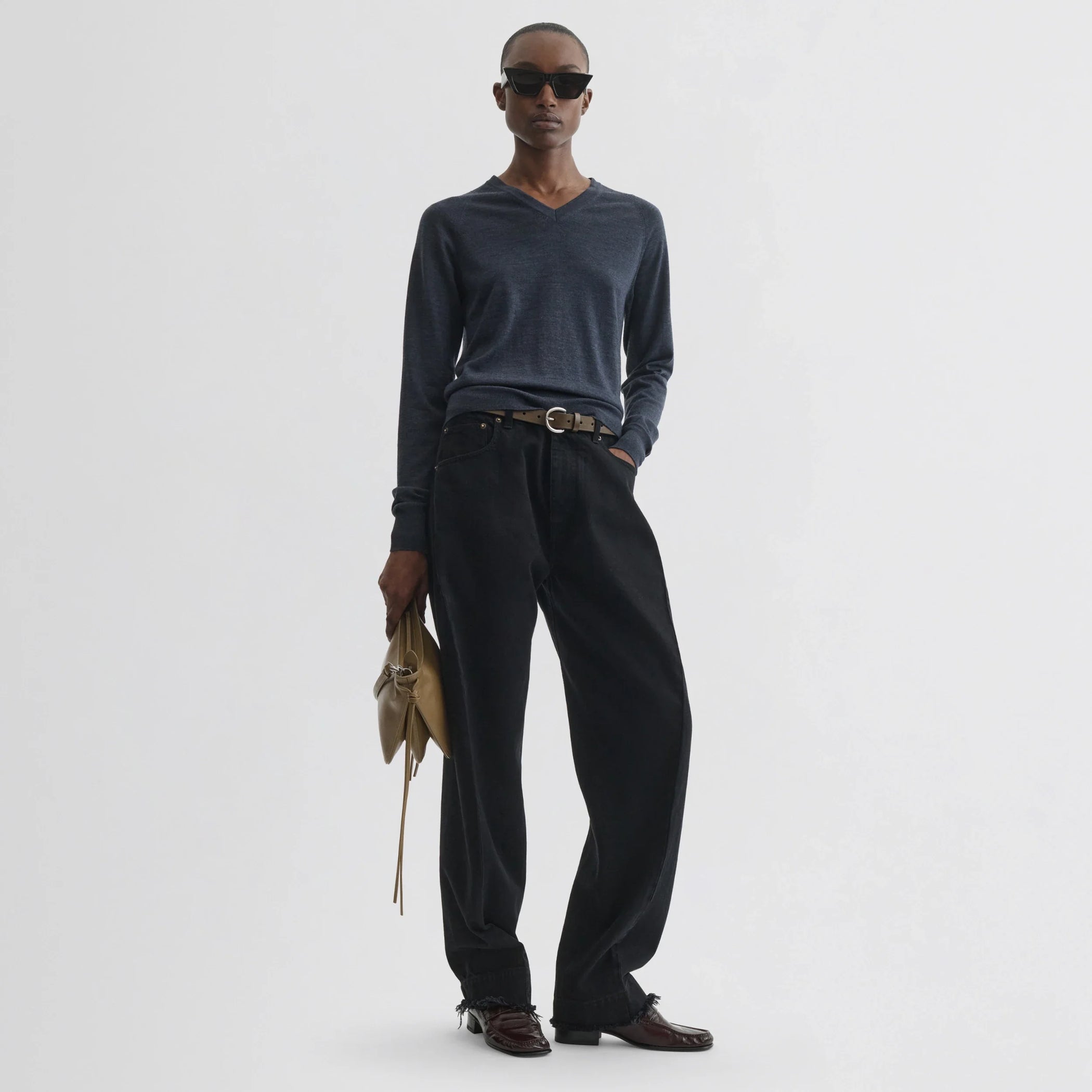 Front view of model wearing shrunk v-neck in dark blue melange wool.