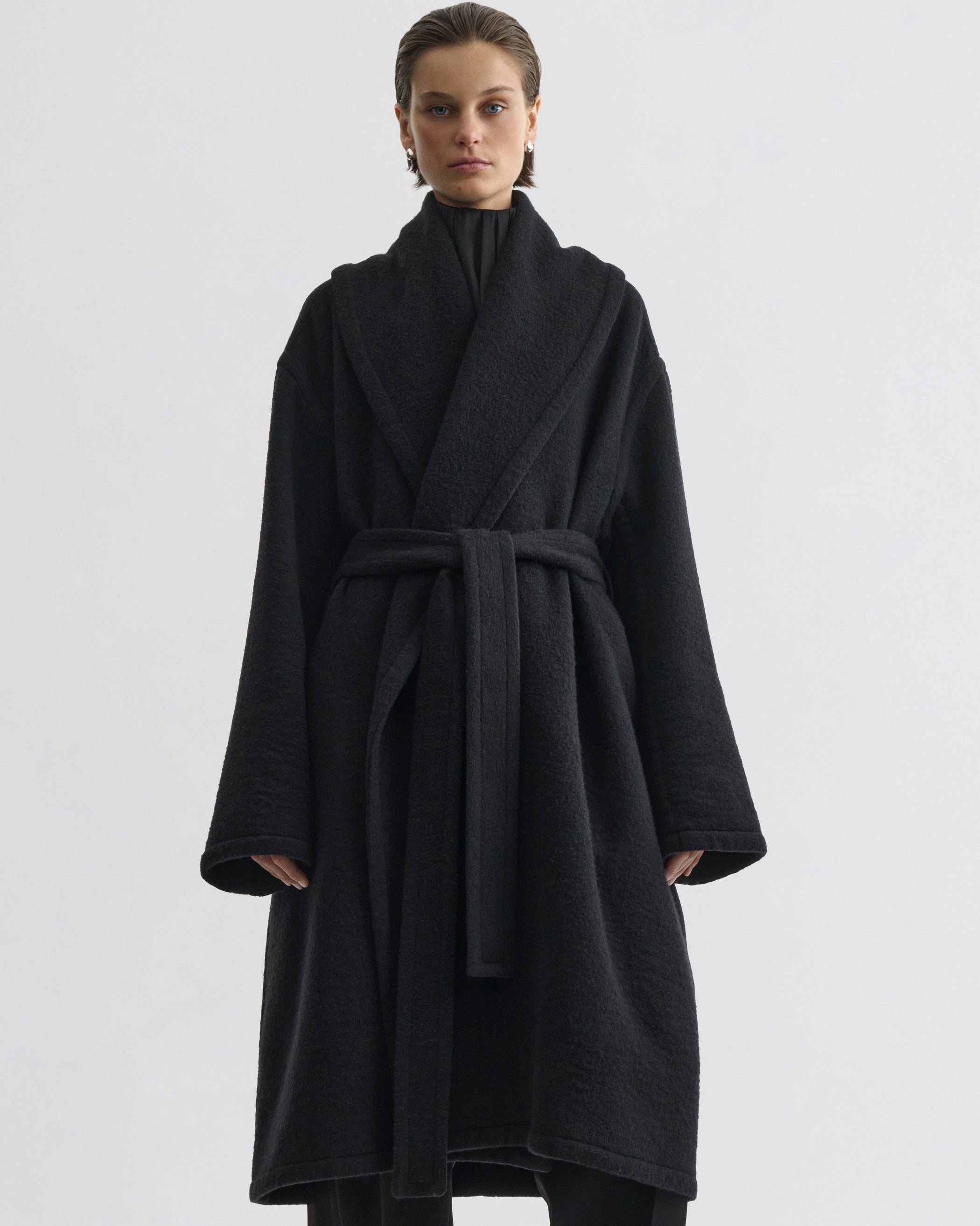 Front view of ROBE COAT in black cashmere