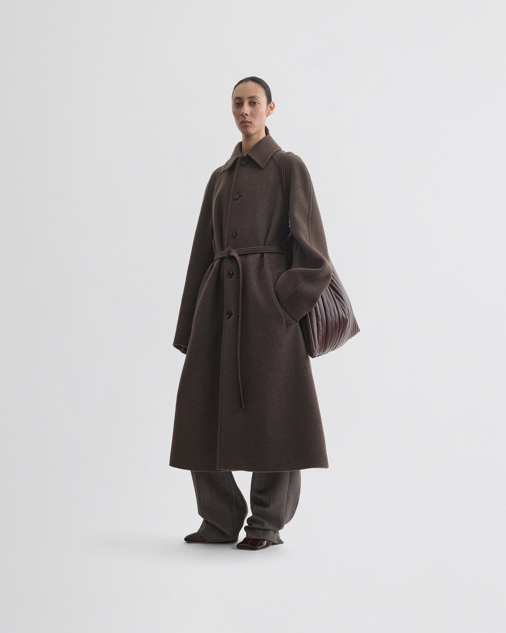 Front view of model wearing curve shoulder coat in brown cashmere