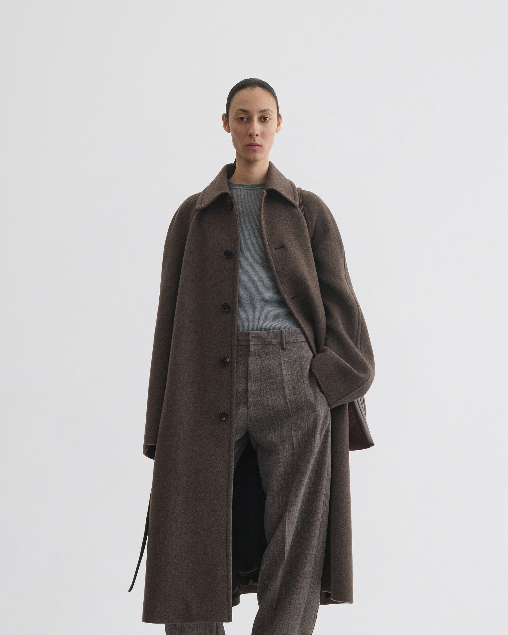 Front view of model wearing curve shoulder coat in brown cashmere