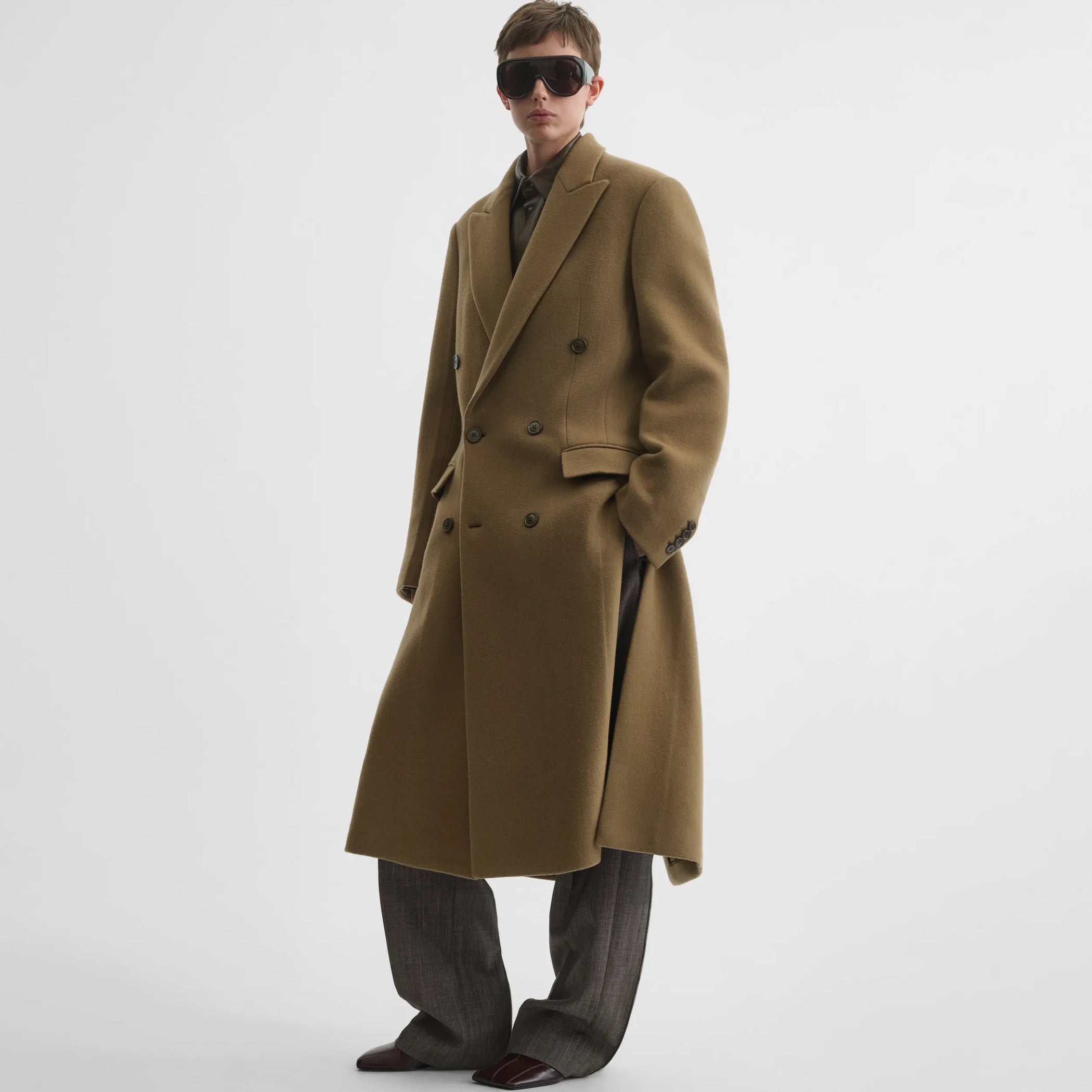 Side view of man&#39;s coat in tobacco cashmere