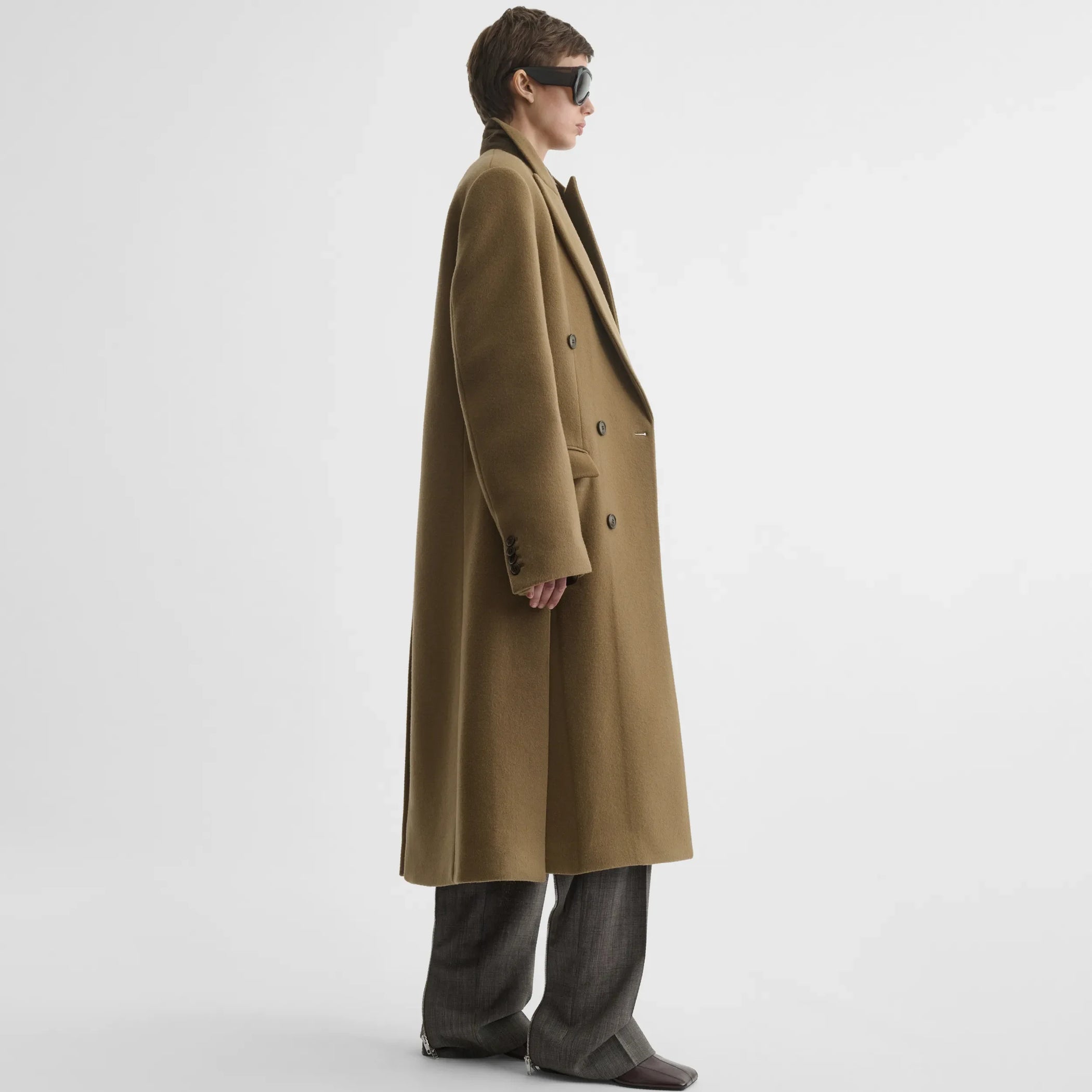 Side view of man&#39;s coat in tobacco cashmere