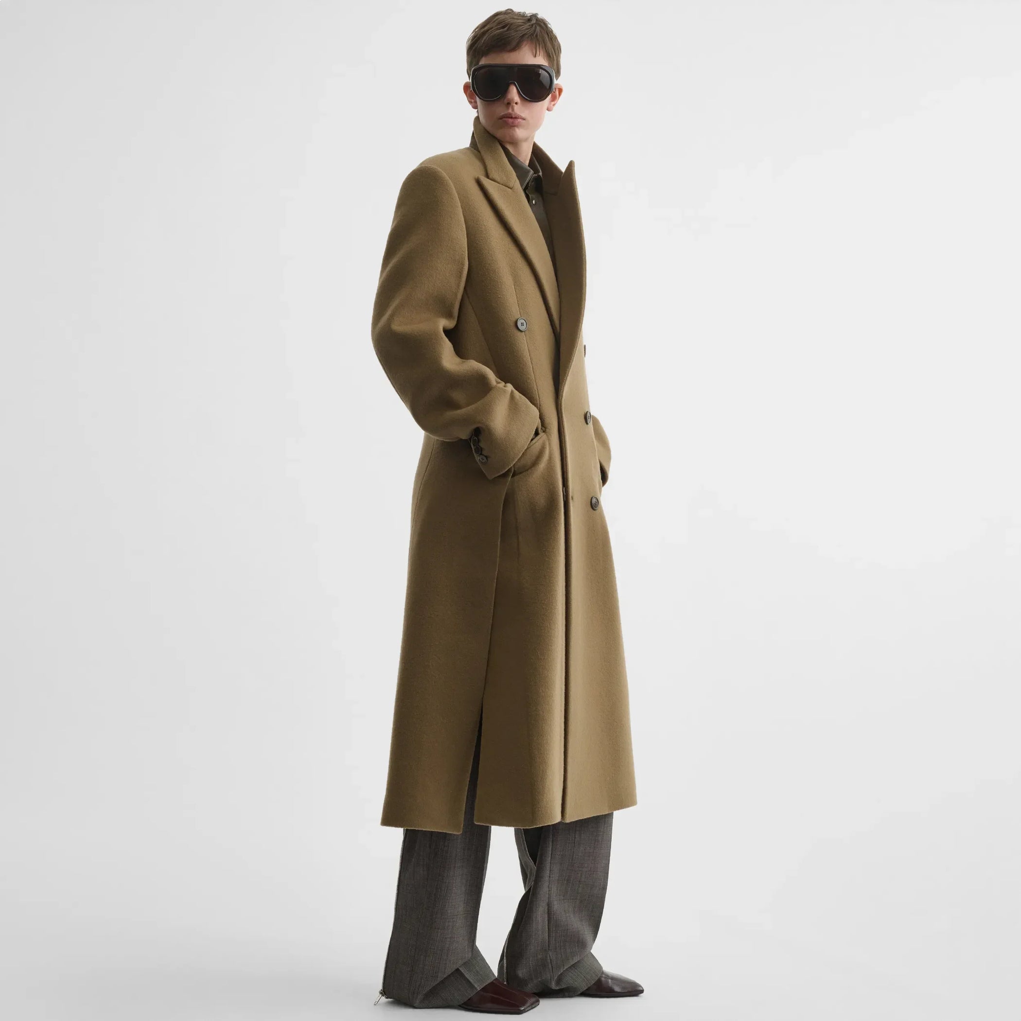Side view of man&#39;s coat in tobacco cashmere