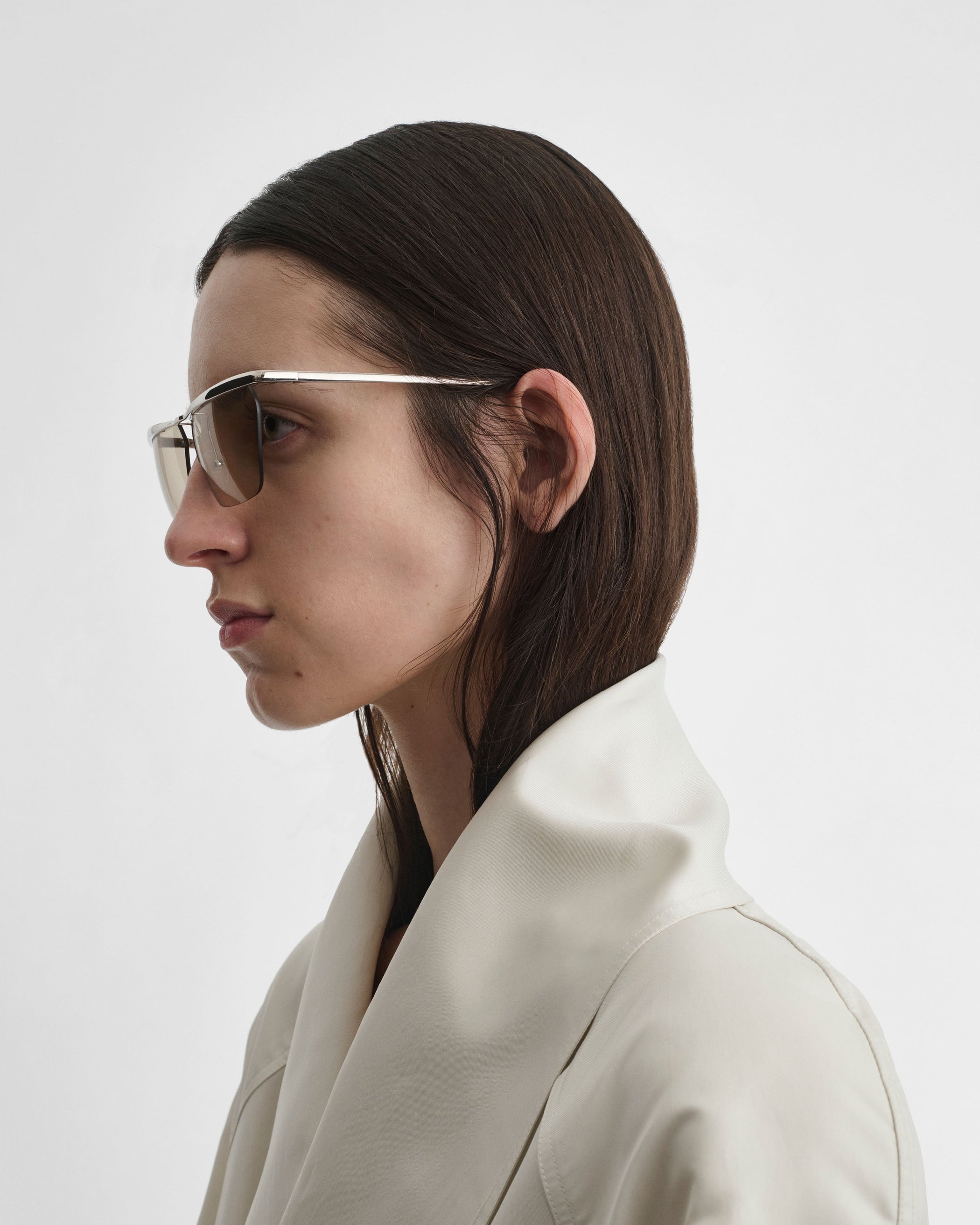 Side view of model wearing MONO METAL SUNGLASSES in palladium